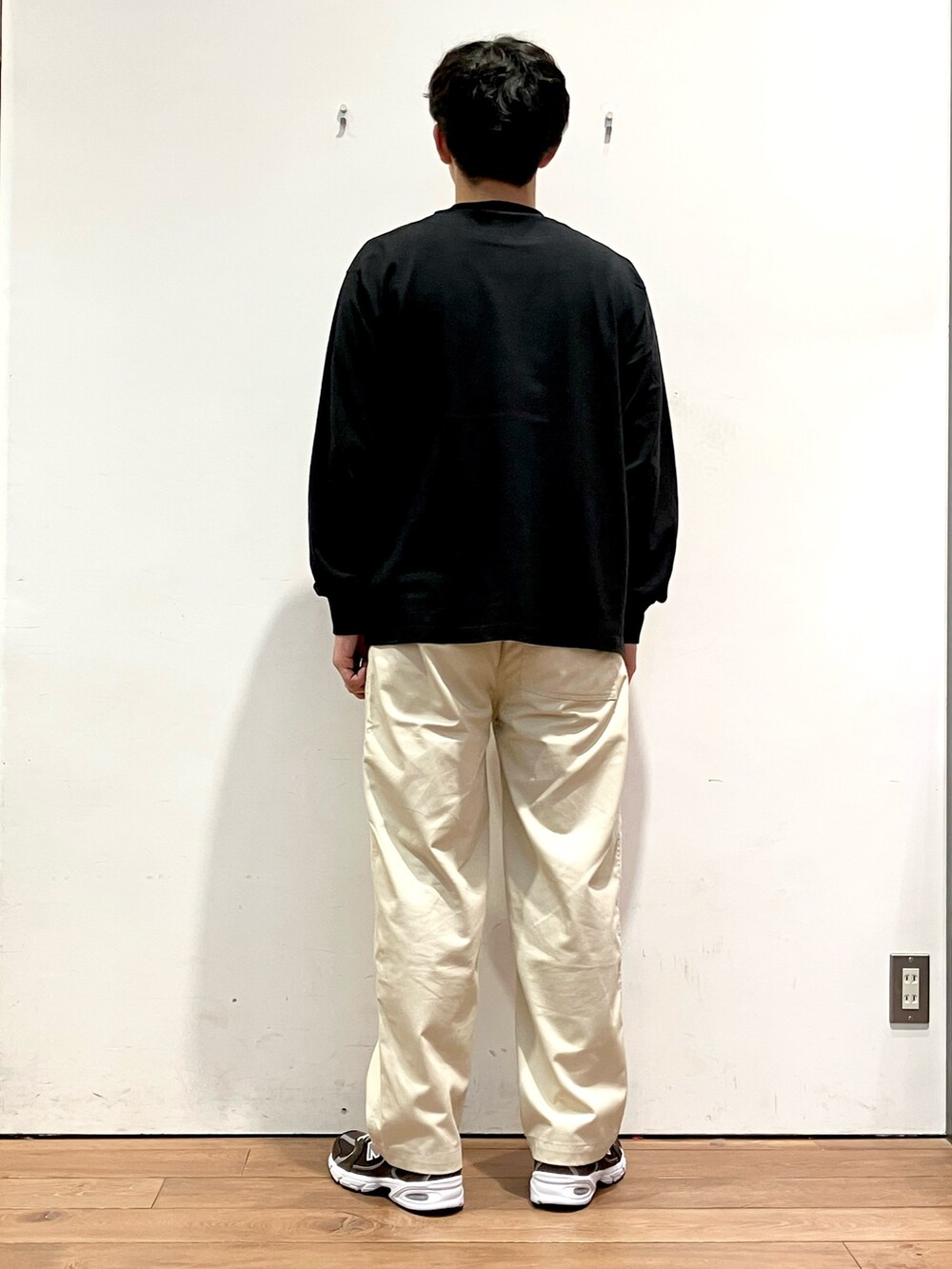 グレー系のシャツ/ブラウス、ブラック系のTシャツ/カットソー、ホワイト系のチノパンツを着用したメンズの秋コーディネートの6枚目の写真