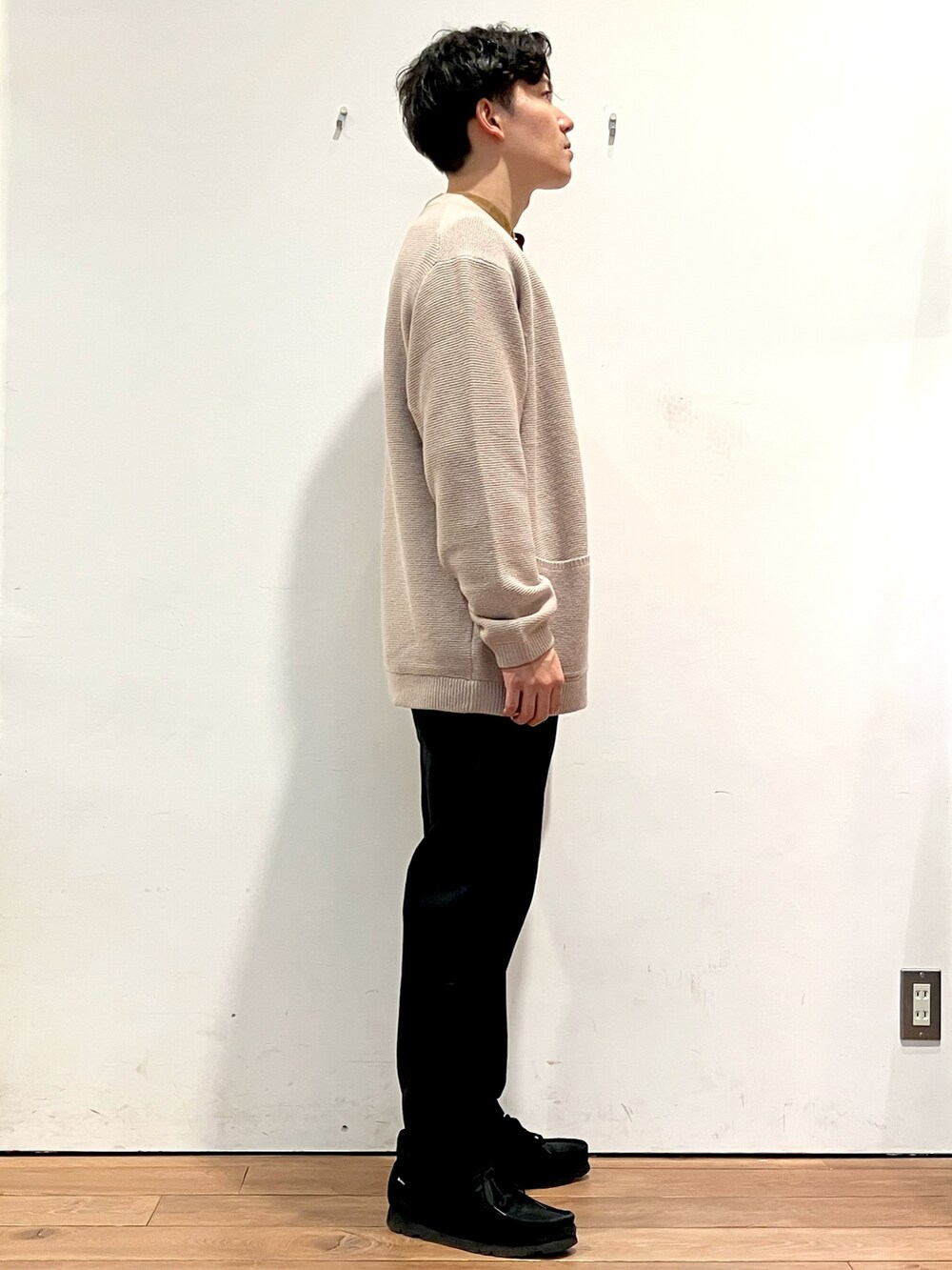 ベージュ系のカーディガン/ボレロ、ブラウン系のシャツ/ブラウス、ブラック系のチノパンツを着用したメンズの秋コーディネートの3枚目の写真