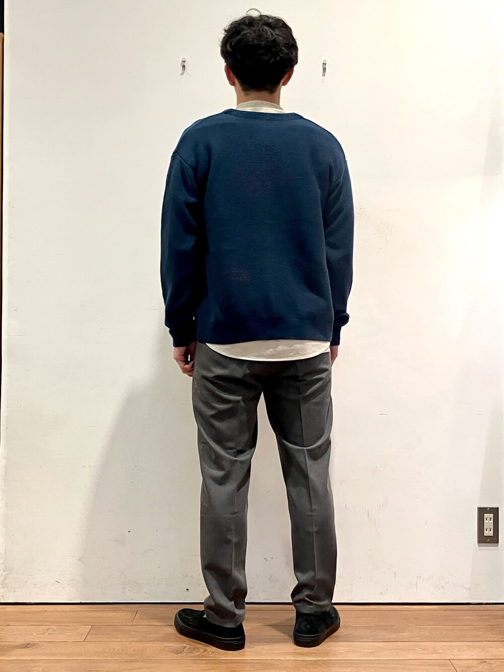 ブルー系のカーディガン/ボレロ、ホワイト系のシャツ/ブラウス、グレー系のその他パンツを着用したメンズの秋コーディネートの3枚目の写真