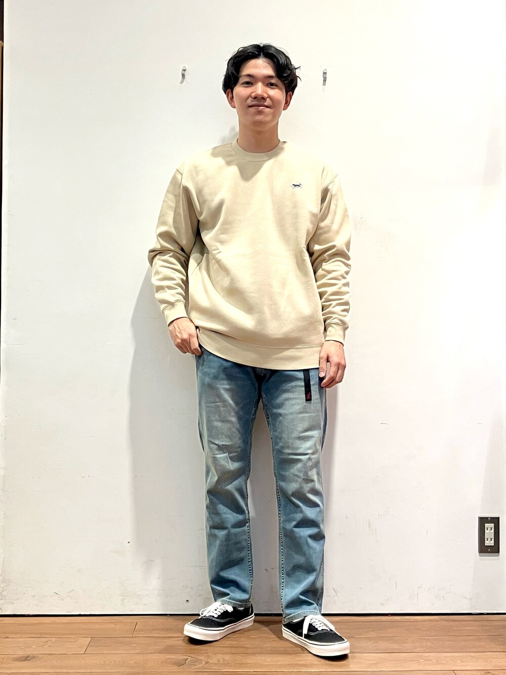 ブラック系のダウンジャケット/コート、ベージュ系のスウェット、ブルー系のその他パンツを着用したメンズの秋コーディネートの4枚目の写真