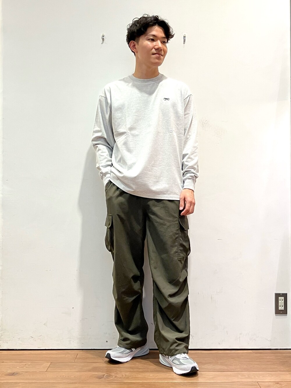 ブラック系のカーディガン/ボレロ、グレー系のTシャツ/カットソー、グリーン系のカーゴパンツを着用したメンズの秋コーディネートの4枚目の写真