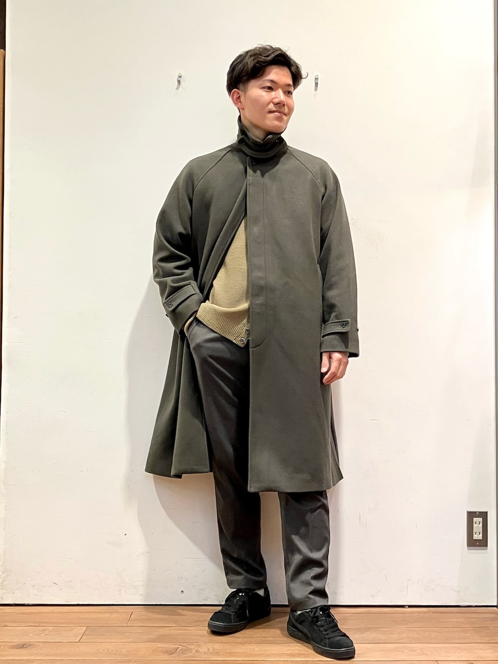 グリーン系のその他アウター、ホワイト系のTシャツ/カットソー、ベージュ系のカーディガン/ボレロを着用したメンズの冬コーディネートの2枚目の写真