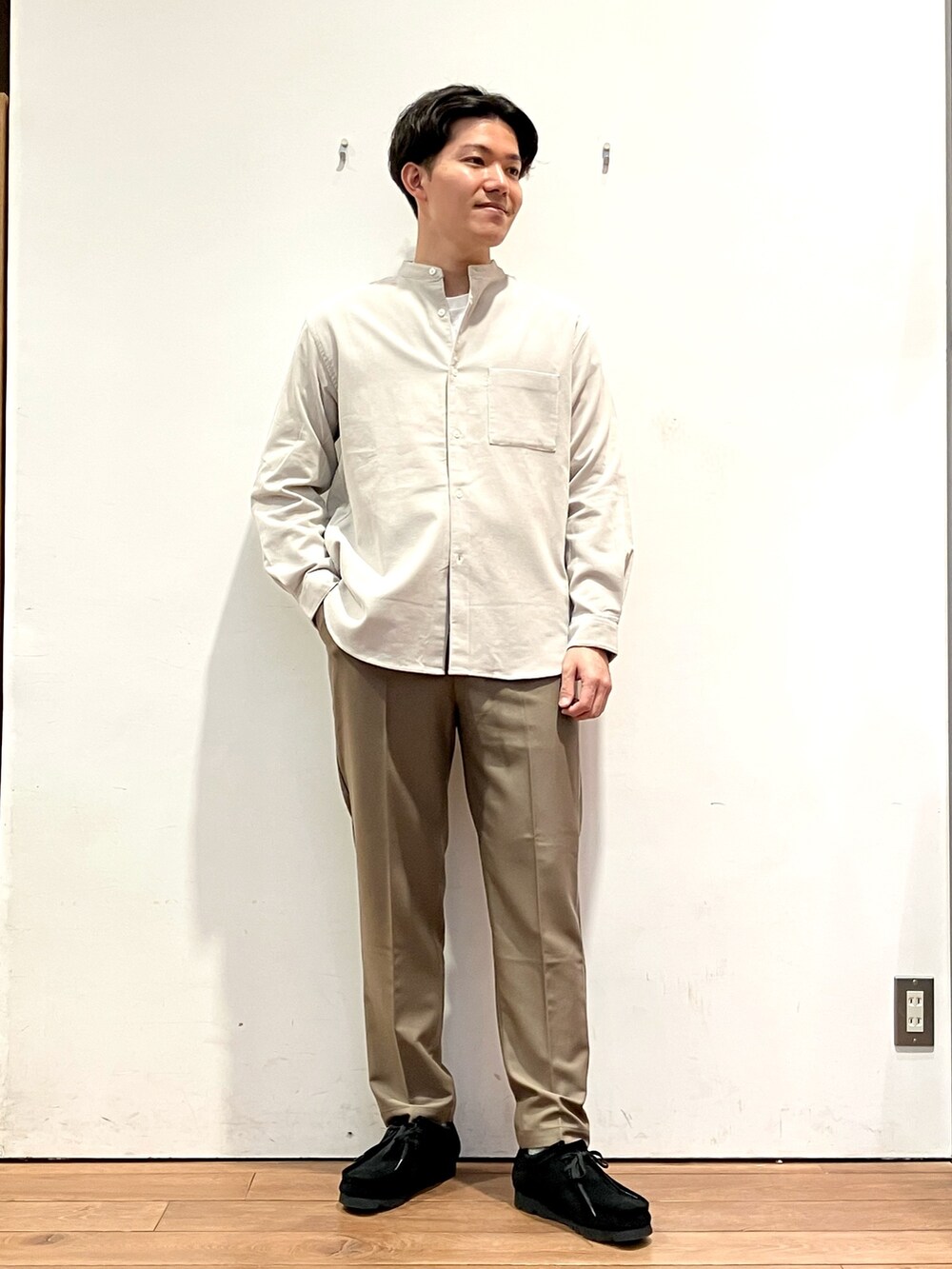 ブラック系のその他アウター、ブラウン系のその他パンツ、ブラック系のモカシン/デッキシューズを着用したメンズの秋コーディネートの5枚目の写真