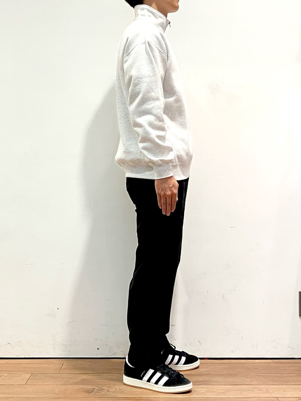 ホワイト系のスウェット、ブラック系のその他パンツ、ブラック系のスニーカーを着用したメンズの秋コーディネートの2枚目の写真