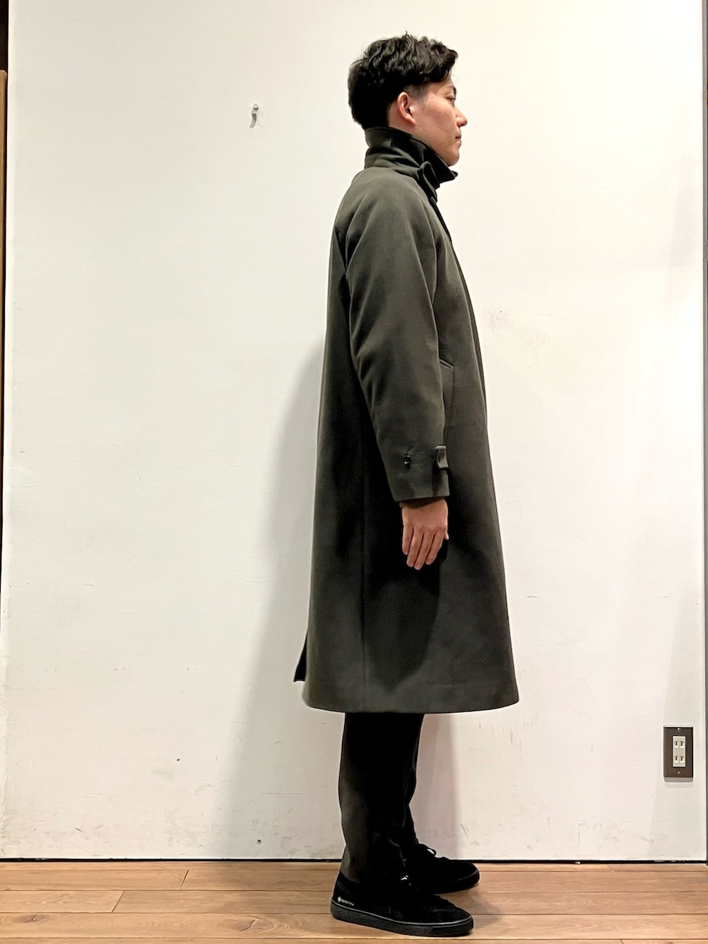 グリーン系のその他アウター、ホワイト系のTシャツ/カットソー、ベージュ系のカーディガン/ボレロを着用したメンズの冬コーディネートの3枚目の写真