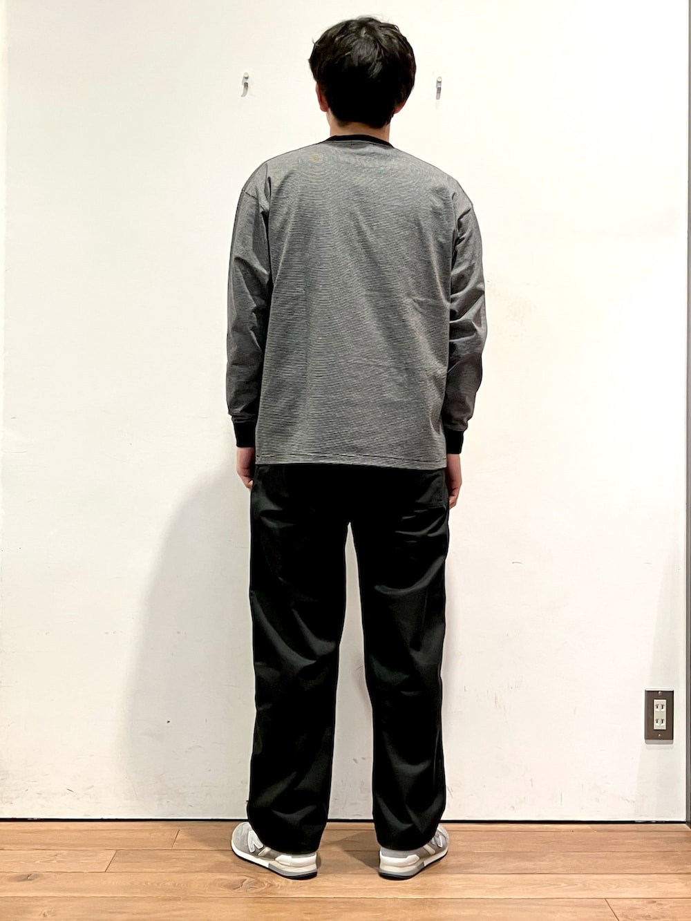 ブラック系のカバーオール、ブラック系のTシャツ/カットソー、ブラック系のチノパンツを着用したメンズの秋コーディネートの6枚目の写真