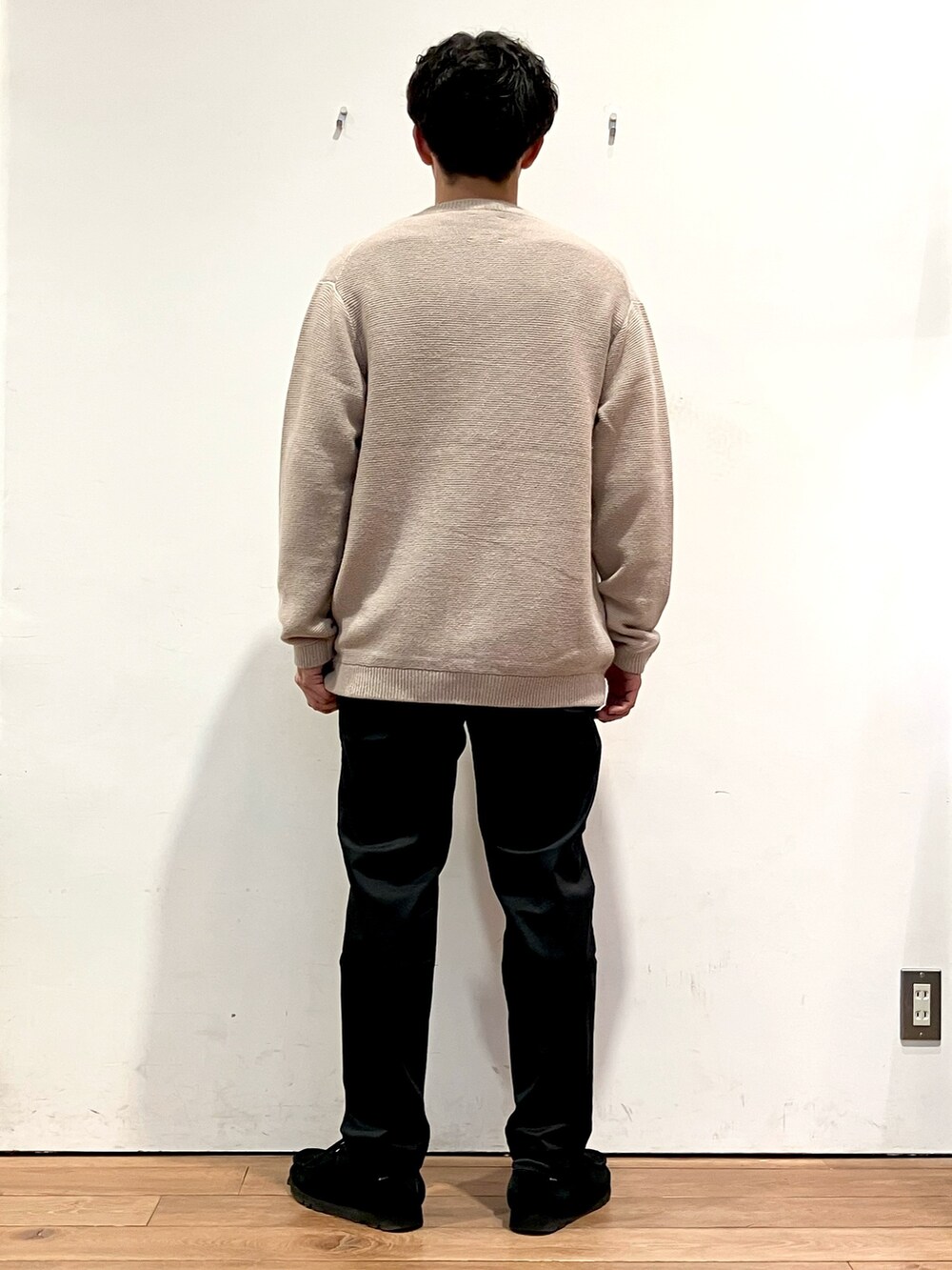 ベージュ系のカーディガン/ボレロ、ブラウン系のシャツ/ブラウス、ブラック系のチノパンツを着用したメンズの秋コーディネートの4枚目の写真