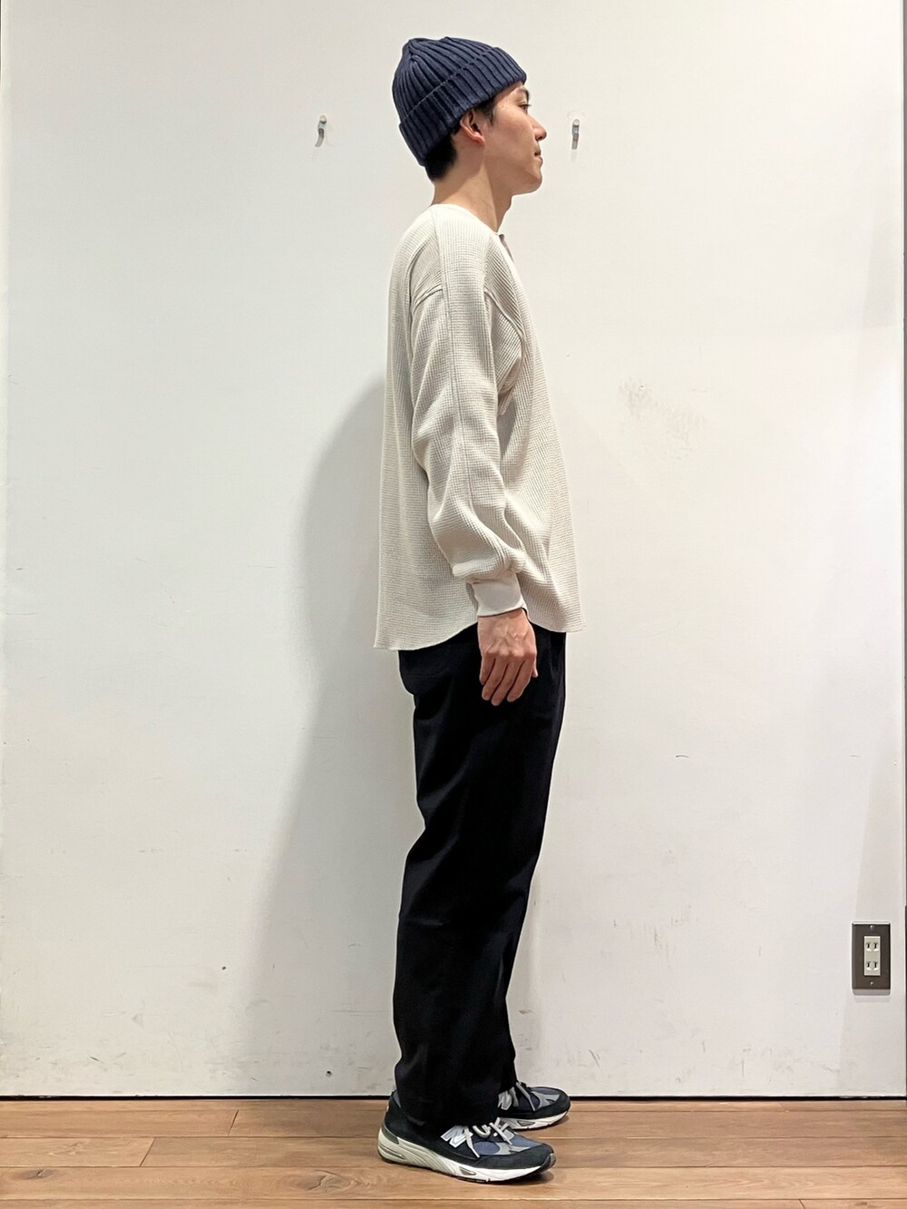 ブルー系のその他アウター、ベージュ系のTシャツ/カットソー、ブルー系のその他パンツを着用したメンズの秋コーディネートの5枚目の写真