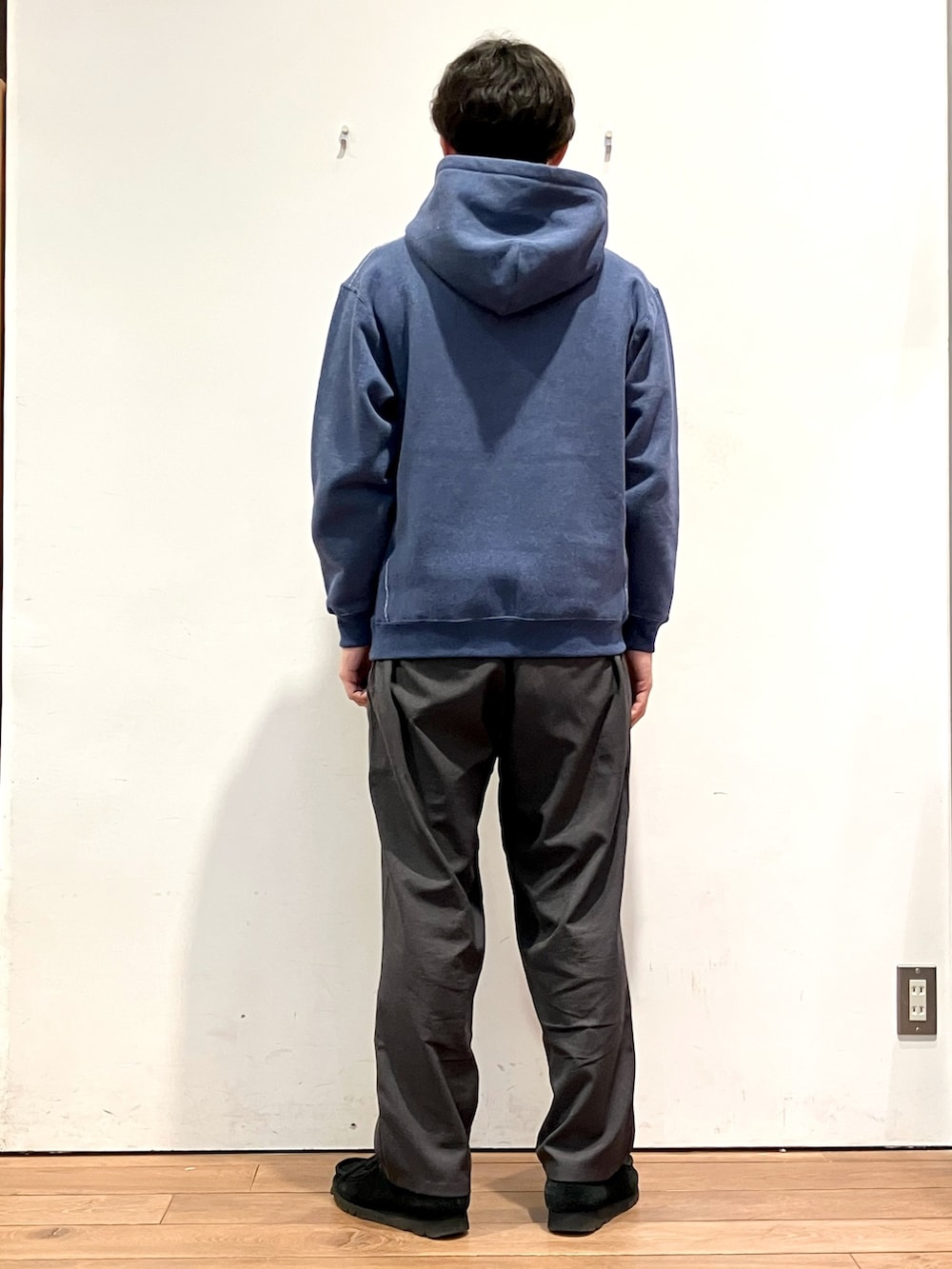 ブルー系のダウンジャケット/コート、ブルー系のパーカー、グレー系のパンツを着用したメンズの冬コーディネートの6枚目の写真