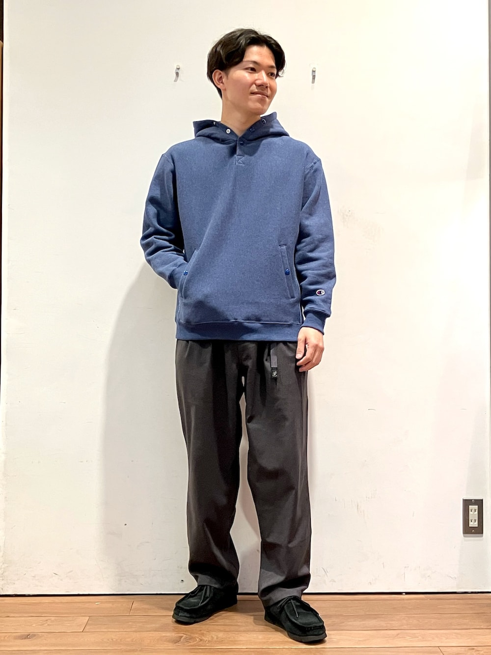 ブルー系のダウンジャケット/コート、ブルー系のパーカー、グレー系のパンツを着用したメンズの冬コーディネートの4枚目の写真