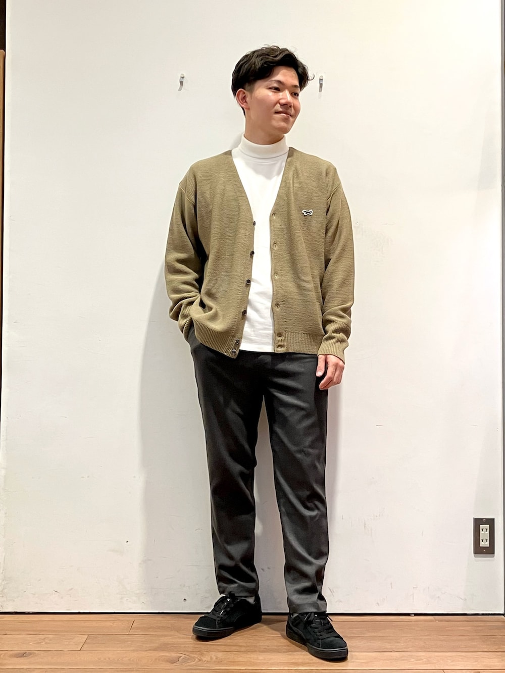 グリーン系のその他アウター、ホワイト系のTシャツ/カットソー、ベージュ系のカーディガン/ボレロを着用したメンズの冬コーディネートの7枚目の写真