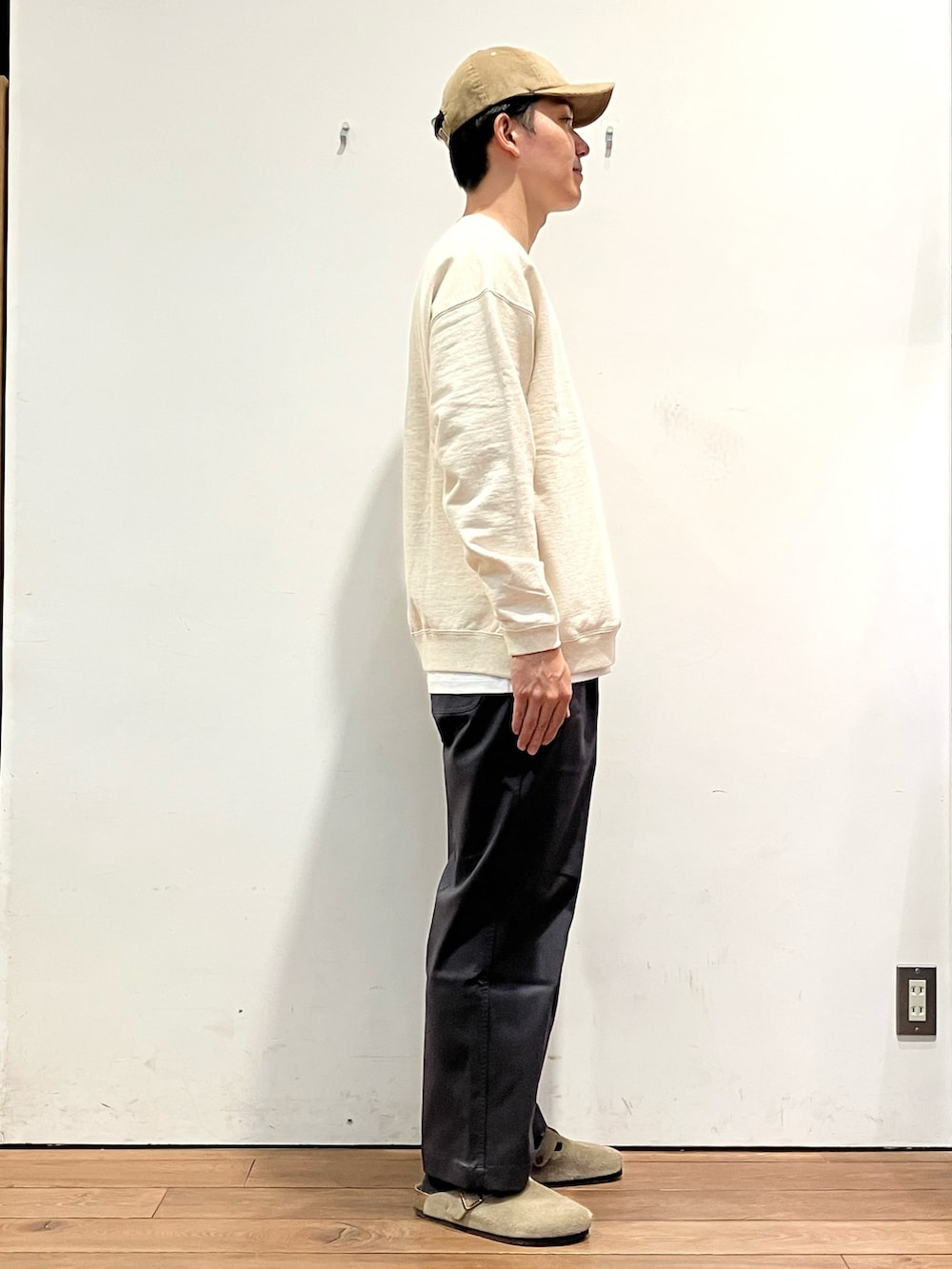 ベージュ系のダウンベスト、ベージュ系のスウェット、グレー系のその他パンツを着用したメンズの秋コーディネートの6枚目の写真