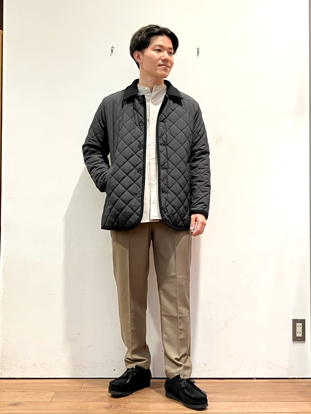 ブラック系のその他アウター、ブラウン系のその他パンツ、ブラック系のモカシン/デッキシューズを着用したメンズの秋コーディネートの4枚目の写真