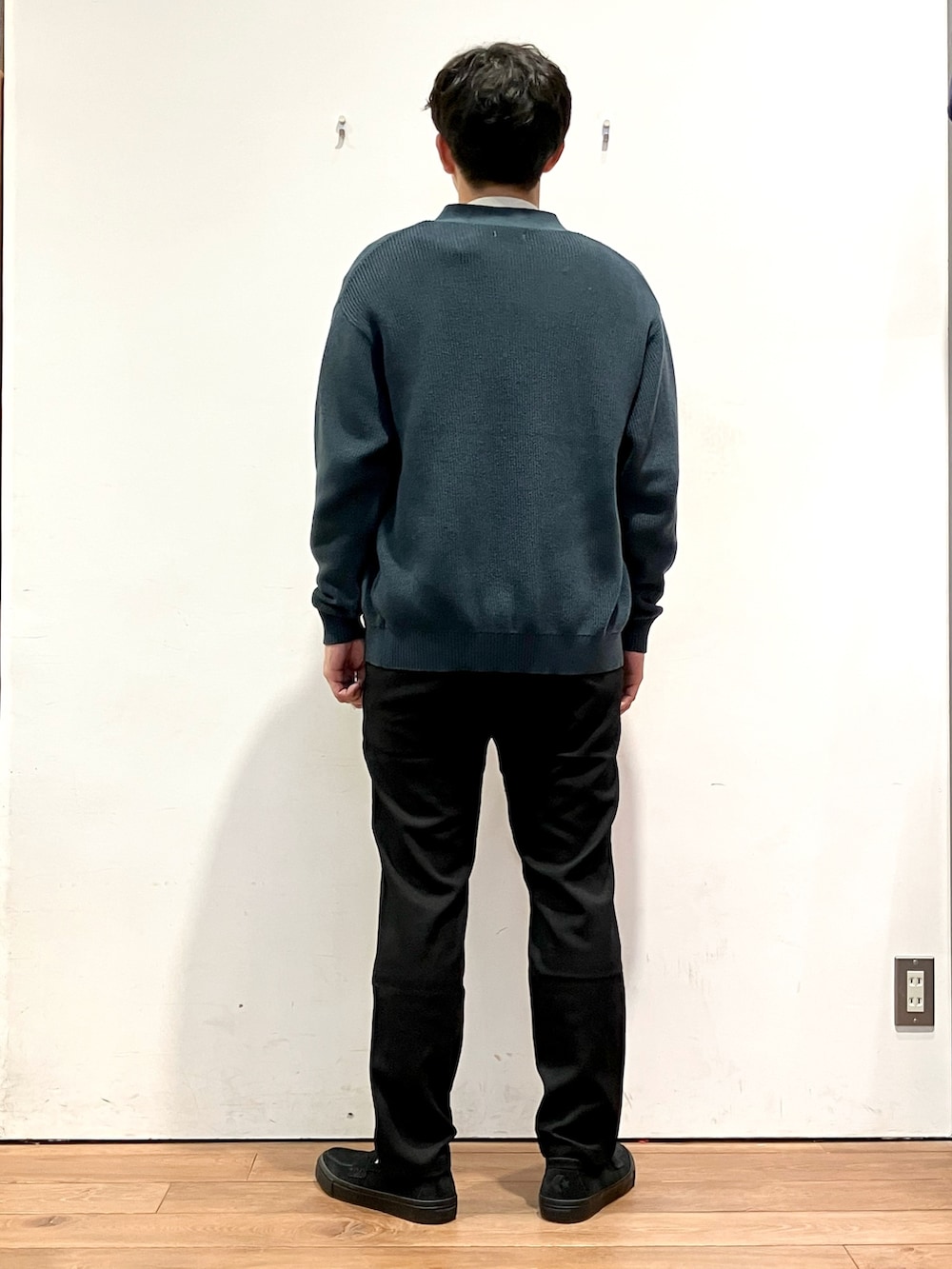 ブルー系のカーディガン/ボレロ、ブラック系のチノパンツ、ブラック系のその他シューズを着用したメンズの秋コーディネートの3枚目の写真