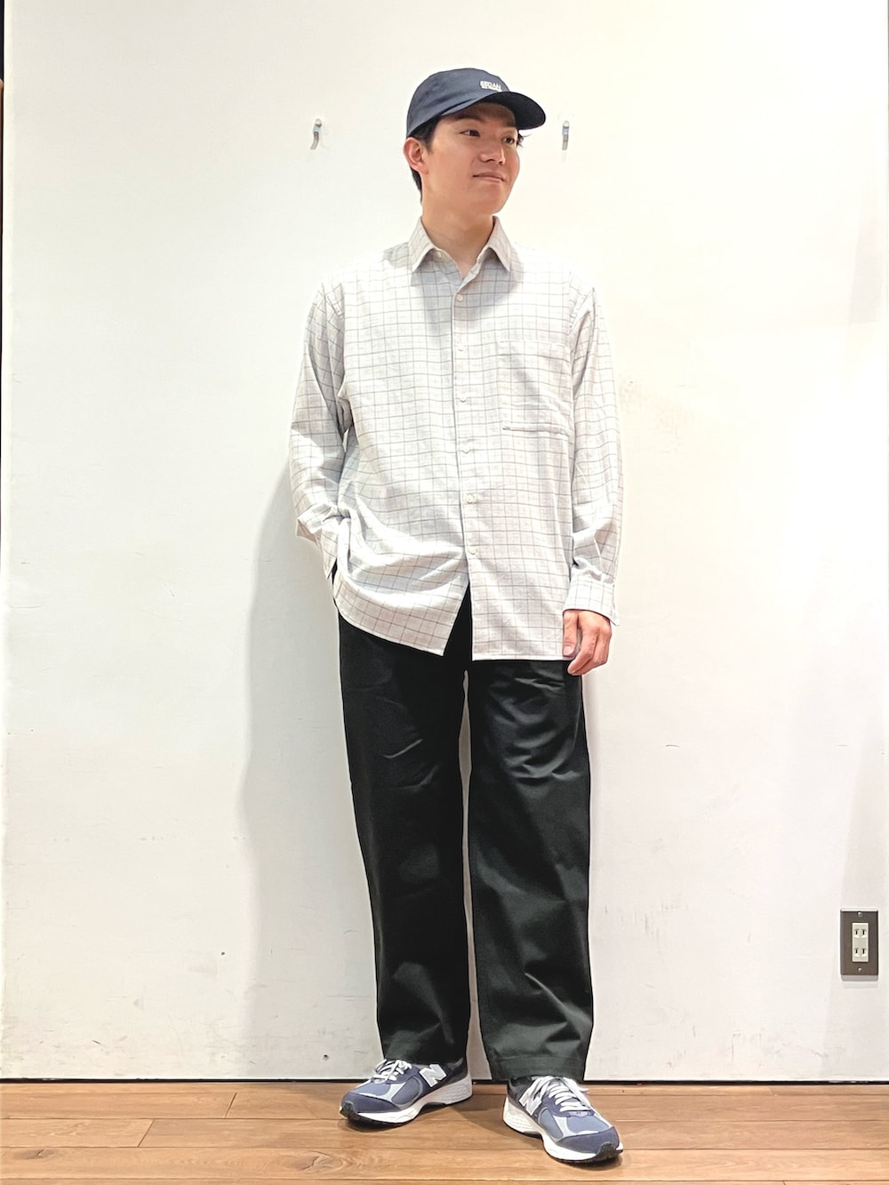 ブルー系のダウンジャケット/コート、ブルー系のスニーカー、ブラック系のチノパンツを着用したメンズの秋コーディネートの5枚目の写真