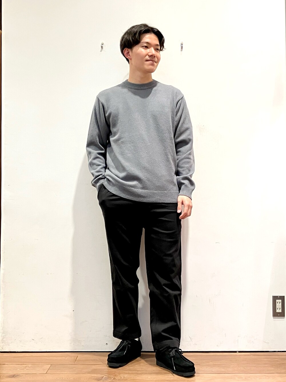 ブラック系のブルゾン、グレー系のニット/セーター、ブラック系のその他パンツを着用したメンズの秋コーディネートの4枚目の写真