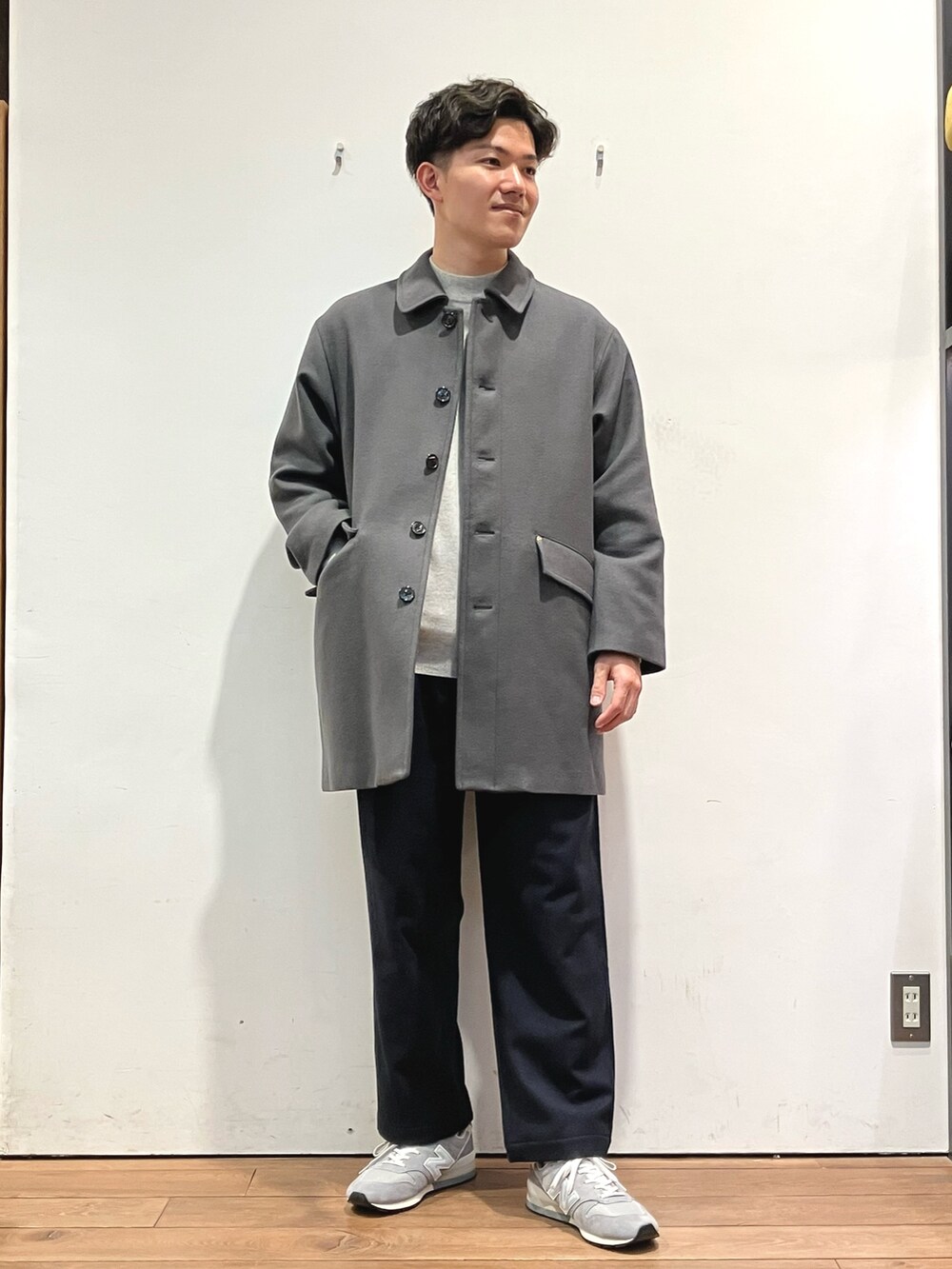 グレー系のその他アウター、グレー系のニット/セーター、ブルー系のその他パンツを着用したメンズの冬コーディネートの2枚目の写真