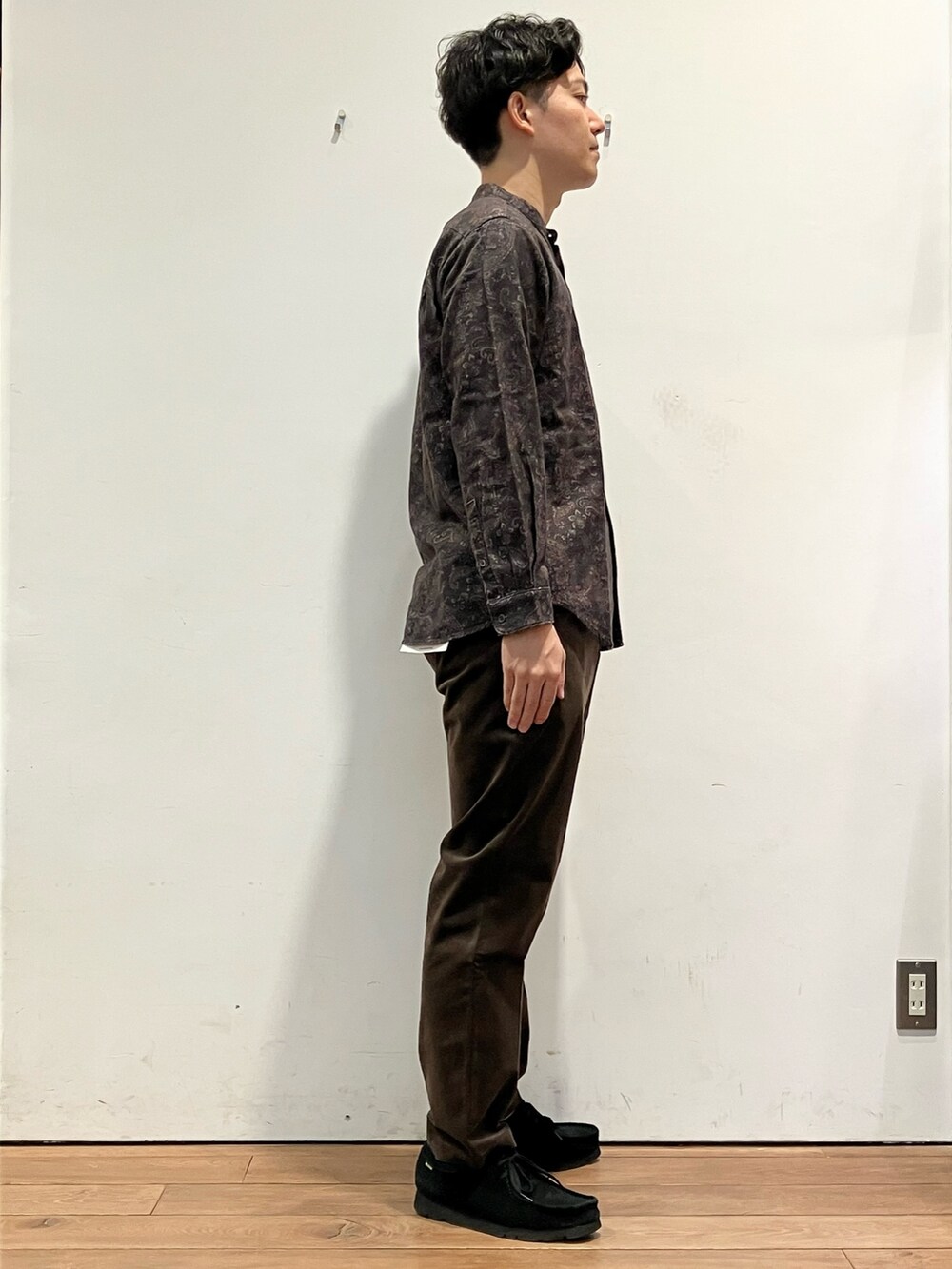 ブラウン系のダウンジャケット/コート、ブラウン系のシャツ/ブラウス、ブラウン系のその他パンツを着用したメンズの秋コーディネートの5枚目の写真