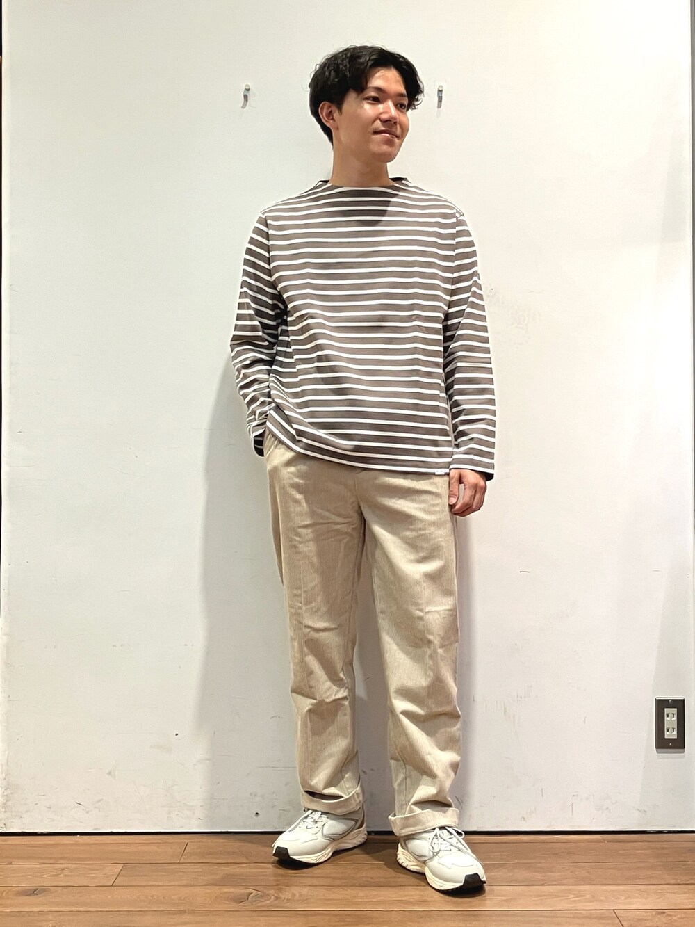 ホワイト系のその他アウター、ホワイト系のその他パンツ、ブラウン系のTシャツ/カットソーを着用したメンズの秋コーディネートの4枚目の写真