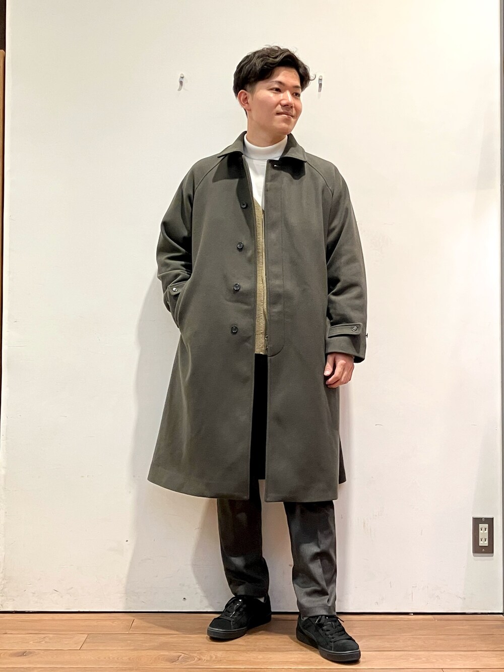 グリーン系のその他アウター、ホワイト系のTシャツ/カットソー、ベージュ系のカーディガン/ボレロを着用したメンズの冬コーディネートの5枚目の写真