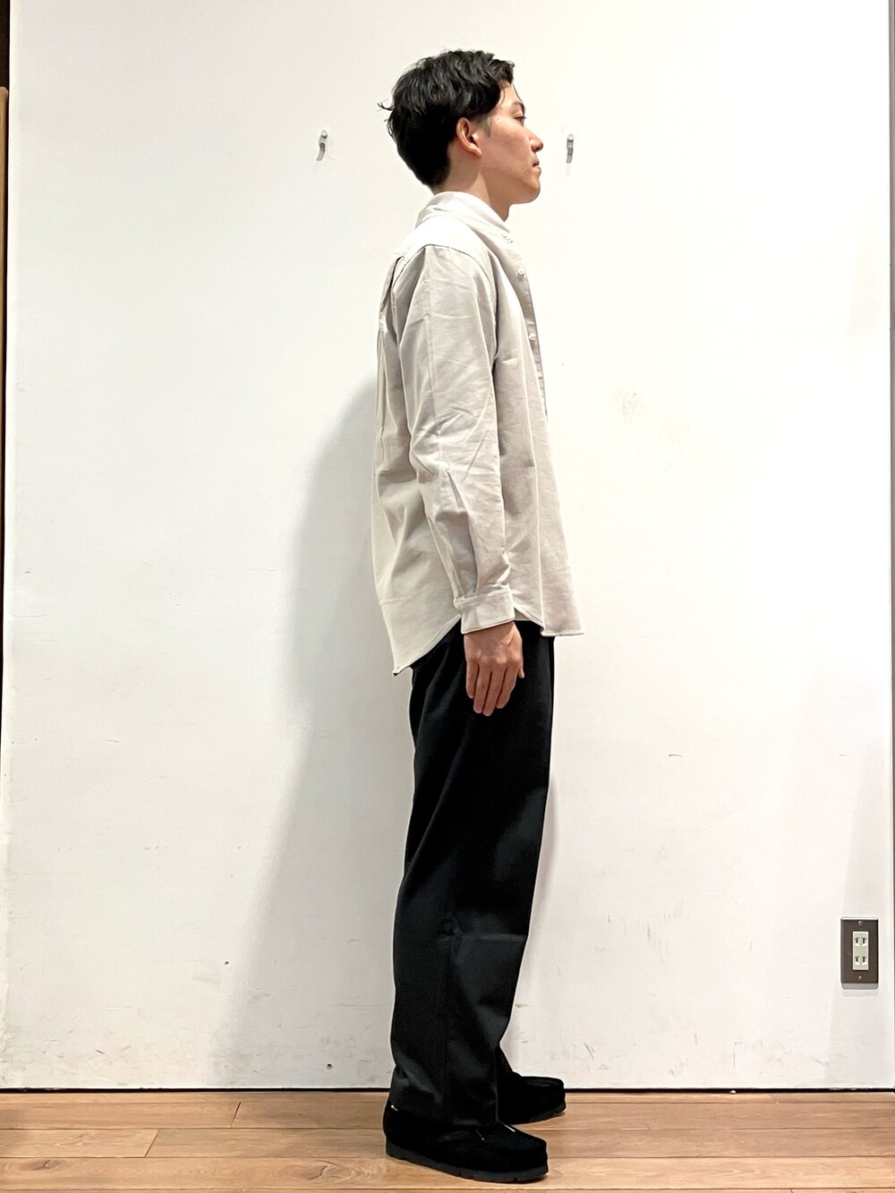 ブラウン系のその他アウター、ホワイト系のシャツ/ブラウス、ホワイト系のTシャツ/カットソーを着用したメンズの冬コーディネートの5枚目の写真