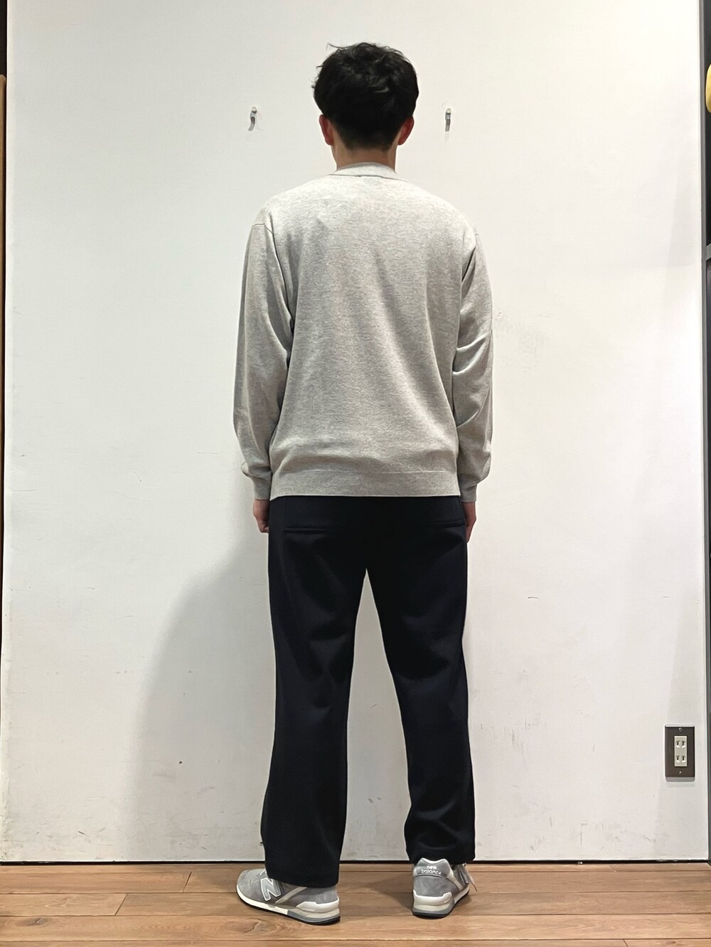 グレー系のその他アウター、グレー系のニット/セーター、ブルー系のその他パンツを着用したメンズの冬コーディネートの7枚目の写真