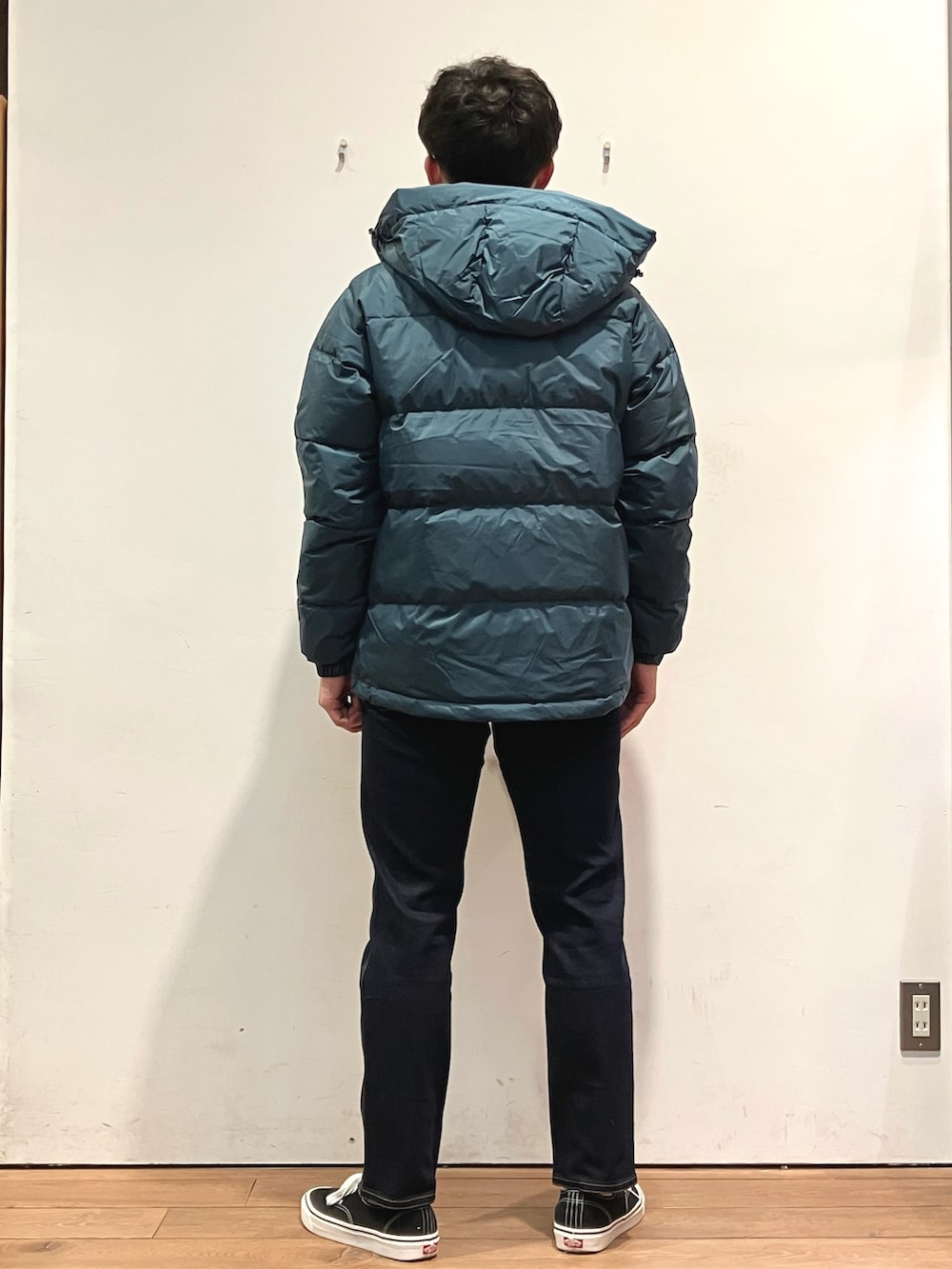 ブルー系のダウンジャケット/コート、ホワイト系のTシャツ/カットソー、ブルー系のその他パンツを着用したメンズの冬コーディネートの3枚目の写真