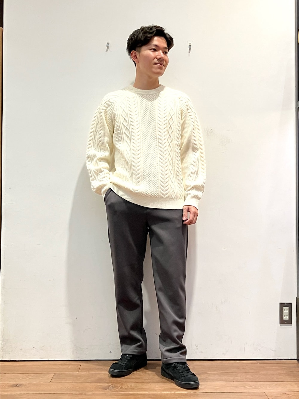 ブラウン系のその他アウター、ホワイト系のニット/セーター、ベージュ系のその他パンツを着用したメンズの冬コーディネートの5枚目の写真