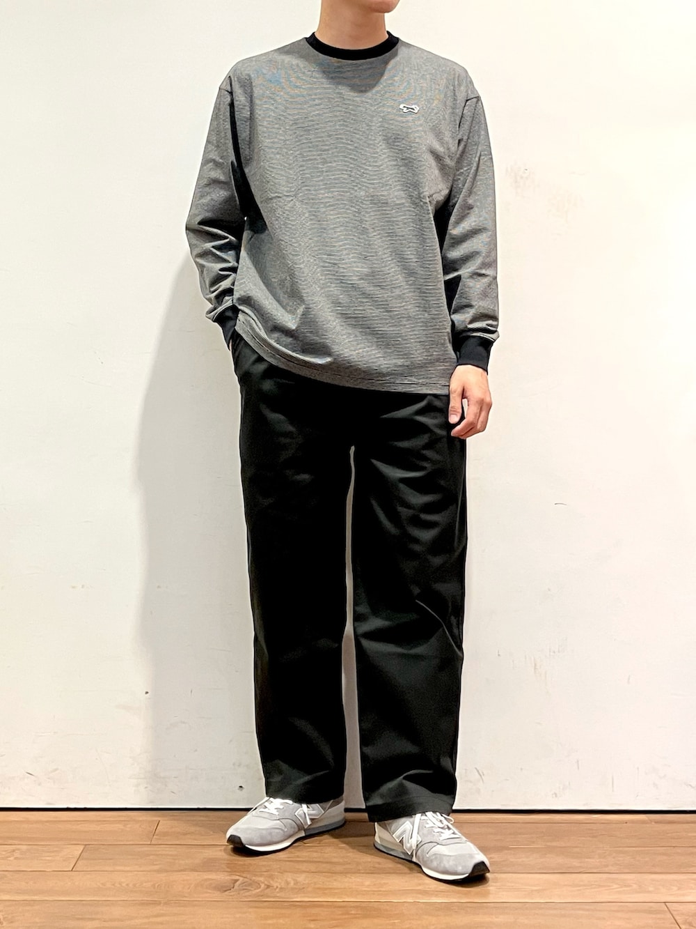 ブラック系のカバーオール、ブラック系のTシャツ/カットソー、ブラック系のチノパンツを着用したメンズの秋コーディネートの4枚目の写真