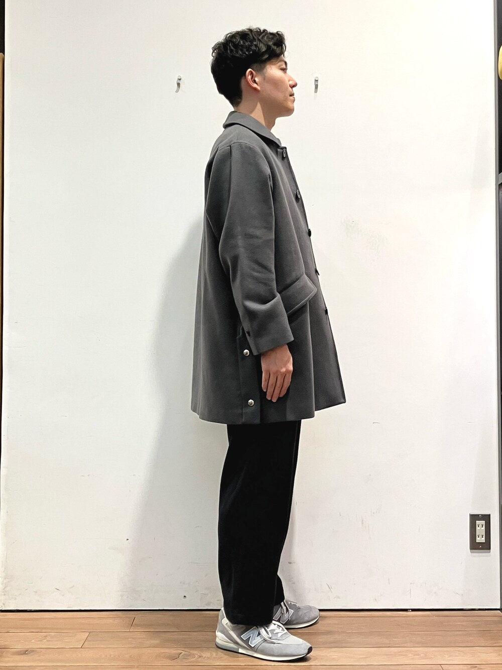 グレー系のその他アウター、グレー系のニット/セーター、ブルー系のその他パンツを着用したメンズの冬コーディネートの3枚目の写真