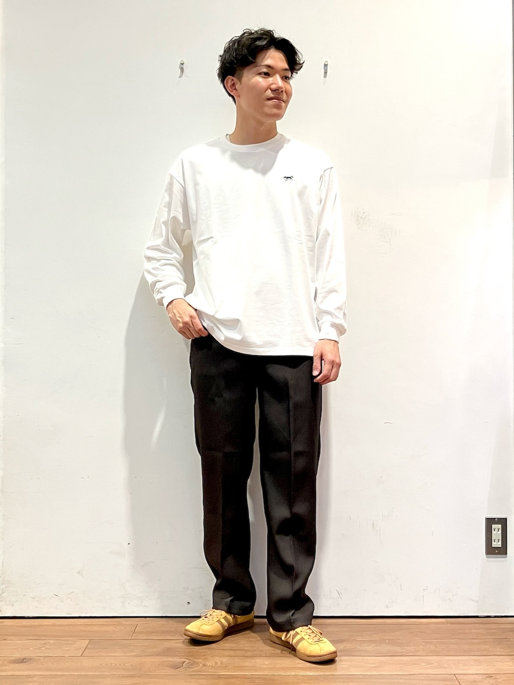 ブラウン系のブルゾン、ホワイト系のTシャツ/カットソー、ブラウン系のその他パンツを着用したメンズの秋コーディネートの4枚目の写真