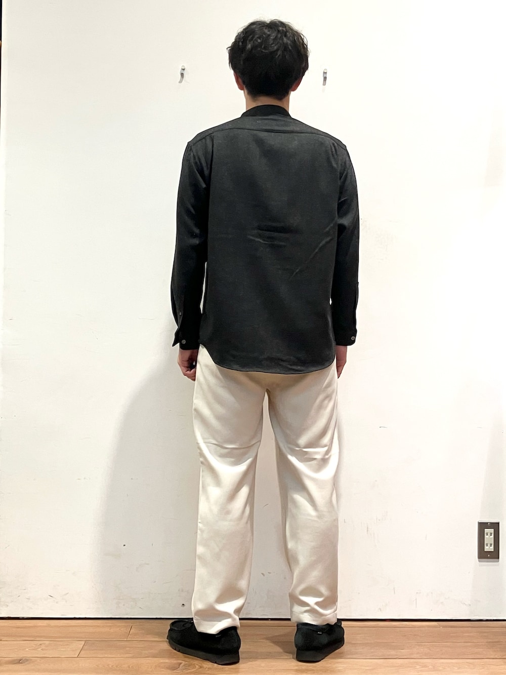 グレー系のその他アウター、ブラック系のシャツ/ブラウス、ホワイト系のその他パンツを着用したメンズの秋コーディネートの6枚目の写真