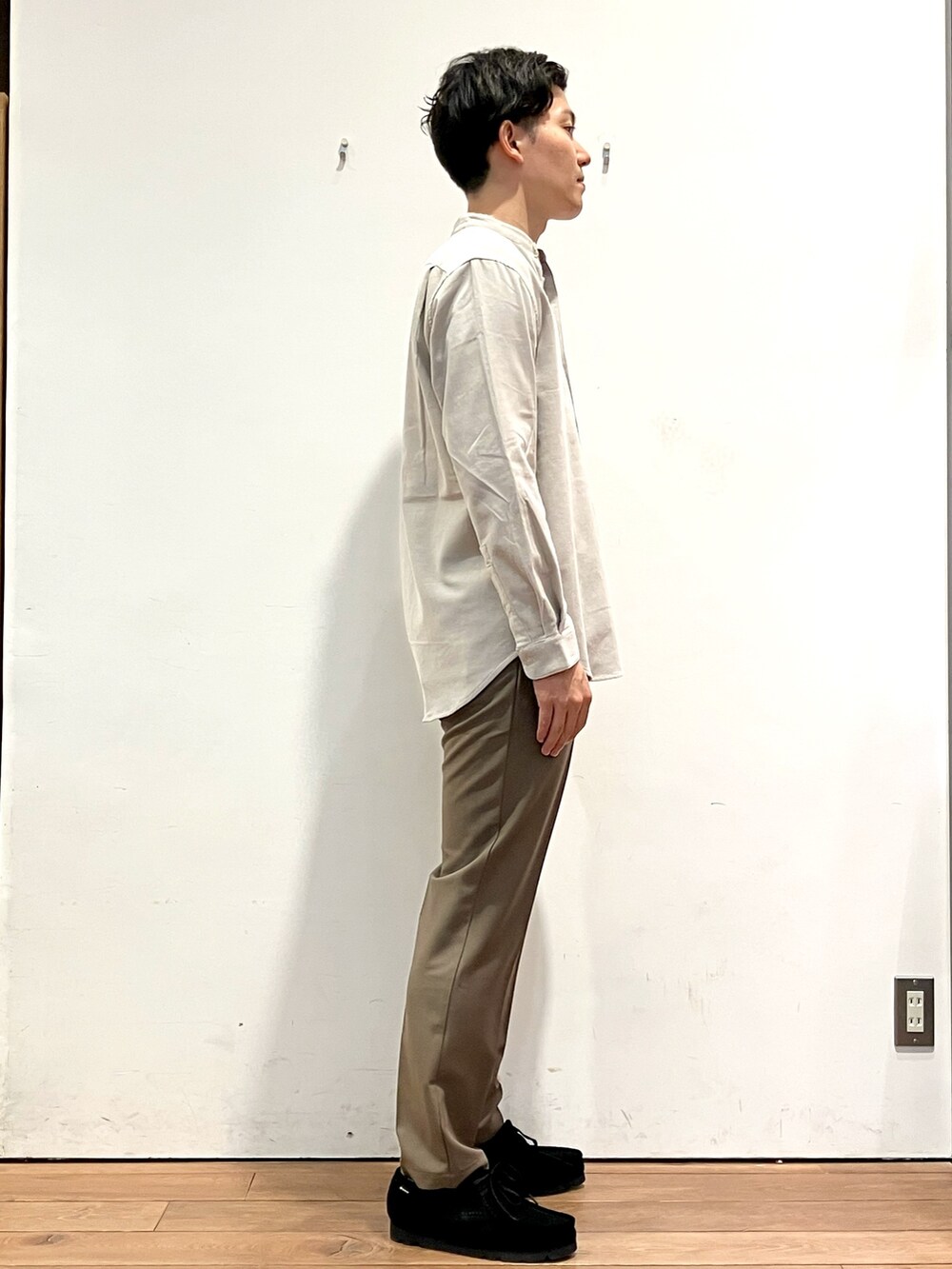 ブラック系のその他アウター、ブラウン系のその他パンツ、ブラック系のモカシン/デッキシューズを着用したメンズの秋コーディネートの6枚目の写真