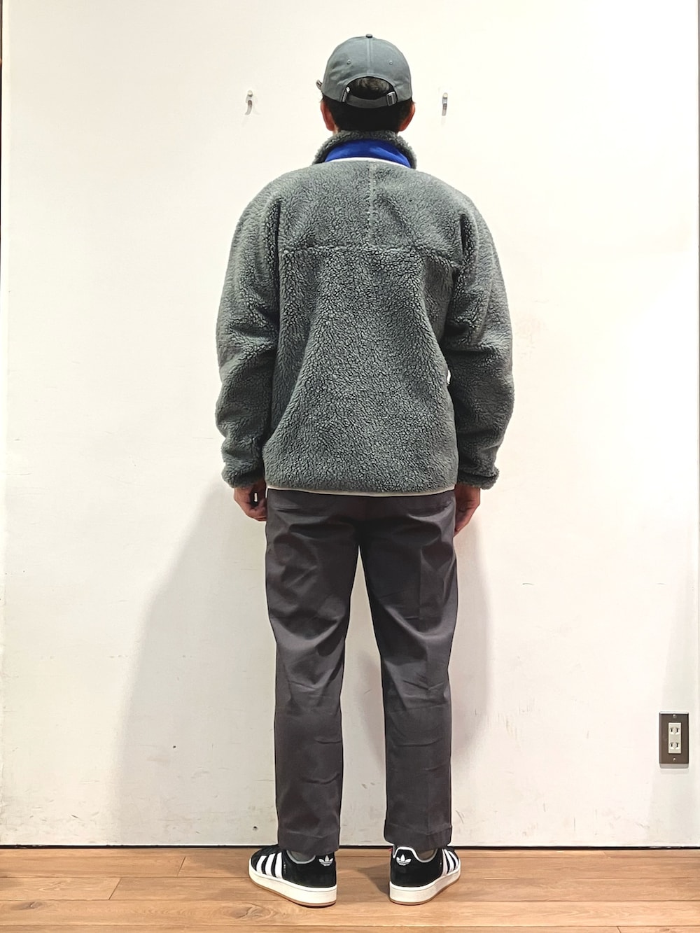 グリーン系のジャケット/アウター、ベージュ系のTシャツ/カットソー、ブラック系のスニーカーを着用したメンズの秋コーディネートの3枚目の写真