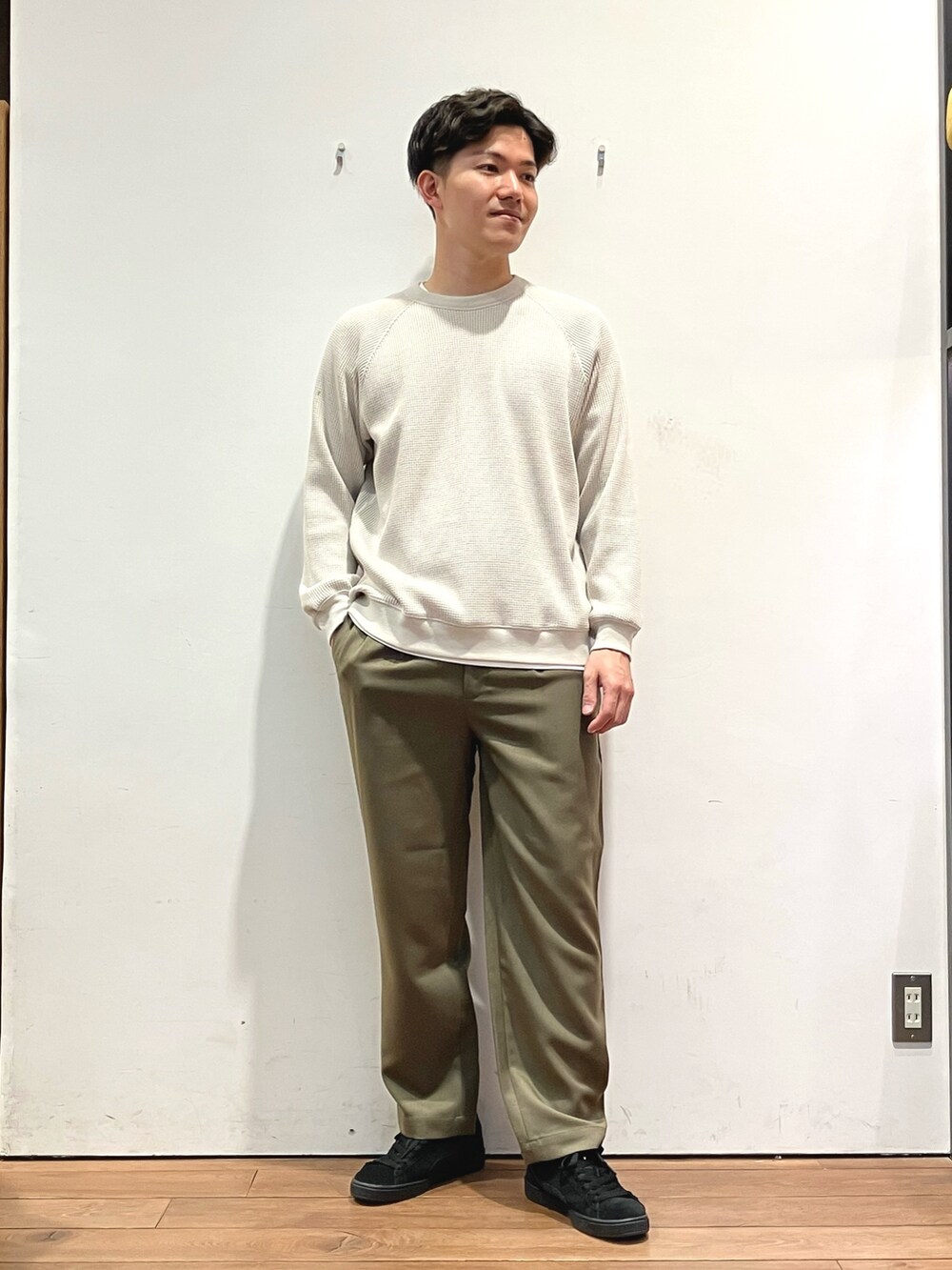 ブラック系のその他アウター、ベージュ系のTシャツ/カットソー、グレー系のその他パンツを着用したメンズの冬コーディネートの4枚目の写真