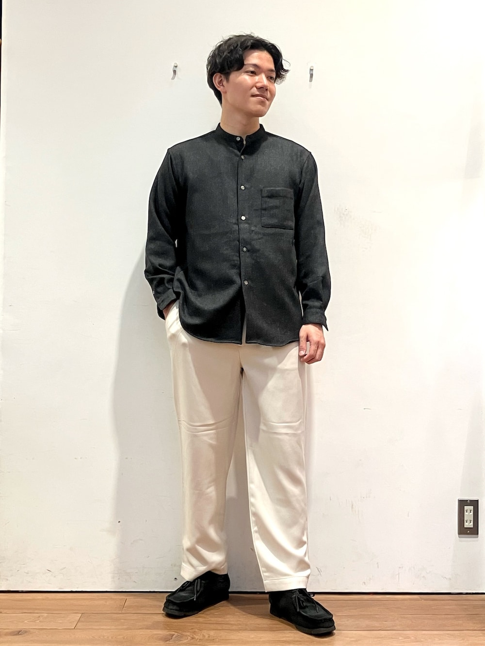 グレー系のその他アウター、ブラック系のシャツ/ブラウス、ホワイト系のその他パンツを着用したメンズの秋コーディネートの4枚目の写真