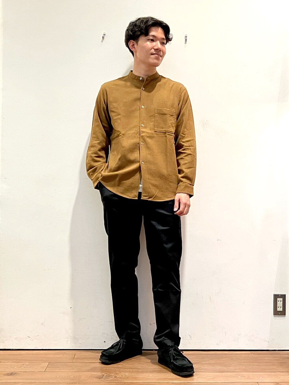 ベージュ系のカーディガン/ボレロ、ブラウン系のシャツ/ブラウス、ブラック系のチノパンツを着用したメンズの秋コーディネートの5枚目の写真