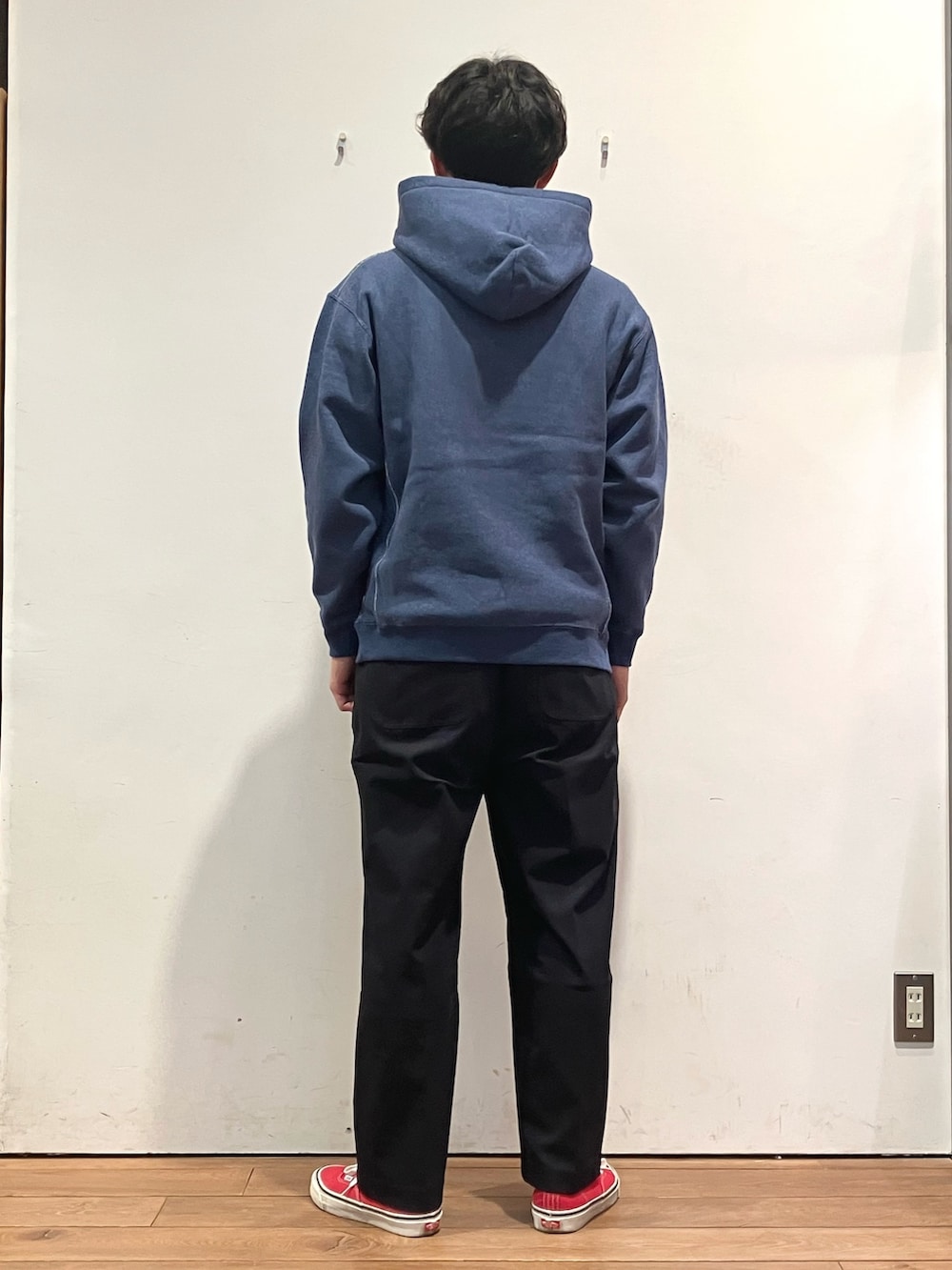 グレー系のダウンジャケット/コート、ブルー系のパーカー、ブルー系のその他パンツを着用したメンズの冬コーディネートの6枚目の写真