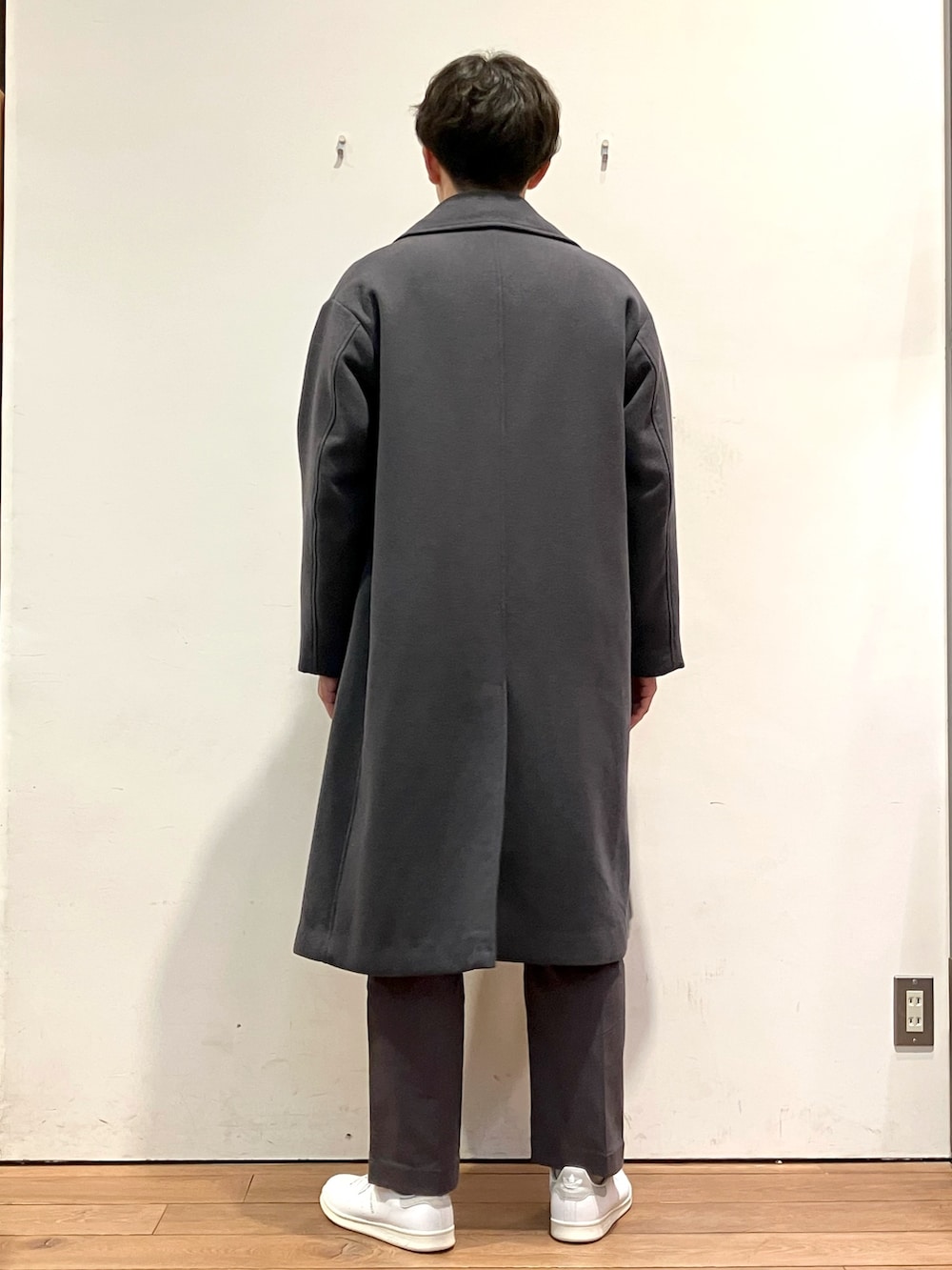 グレー系のその他アウター、ブルー系のスウェット、グレー系のその他パンツを着用したメンズの冬コーディネートの3枚目の写真