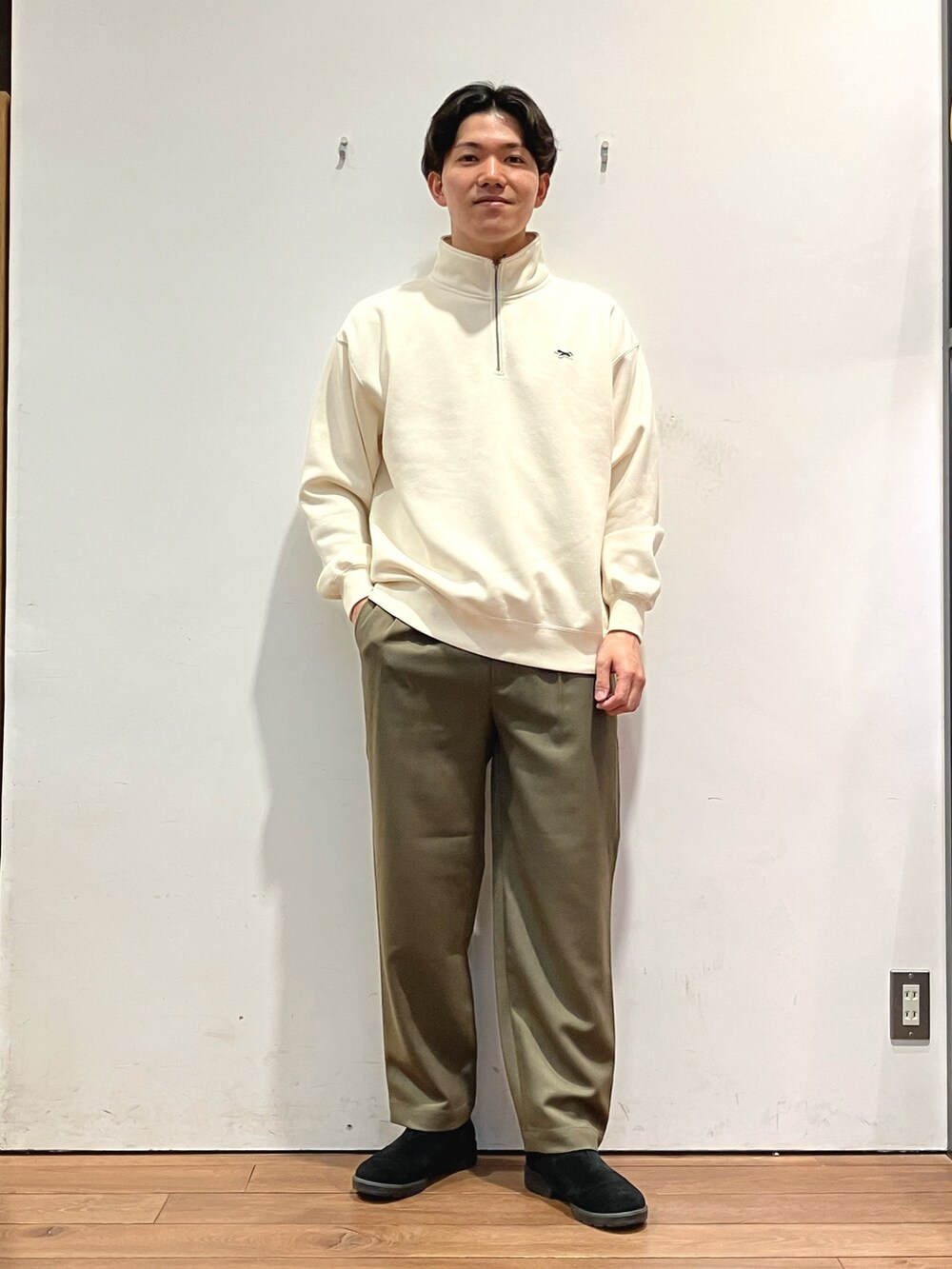 ブラック系のダウンジャケット/コート、ホワイト系のスウェット、グレー系のその他パンツを着用したメンズの冬コーディネートの4枚目の写真