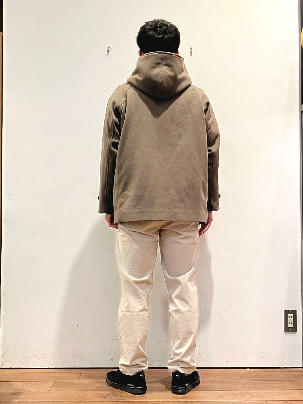 ブラウン系のその他アウター、グレー系のスウェット、ベージュ系のその他パンツを着用したメンズの冬コーディネートの3枚目の写真