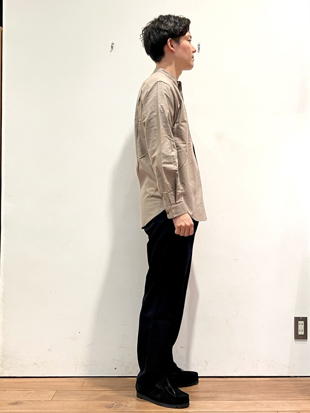 ブラウン系のカーディガン/ボレロ、グレー系のシャツ/ブラウス、ブルー系のデニムパンツを着用したメンズの秋コーディネートの5枚目の写真