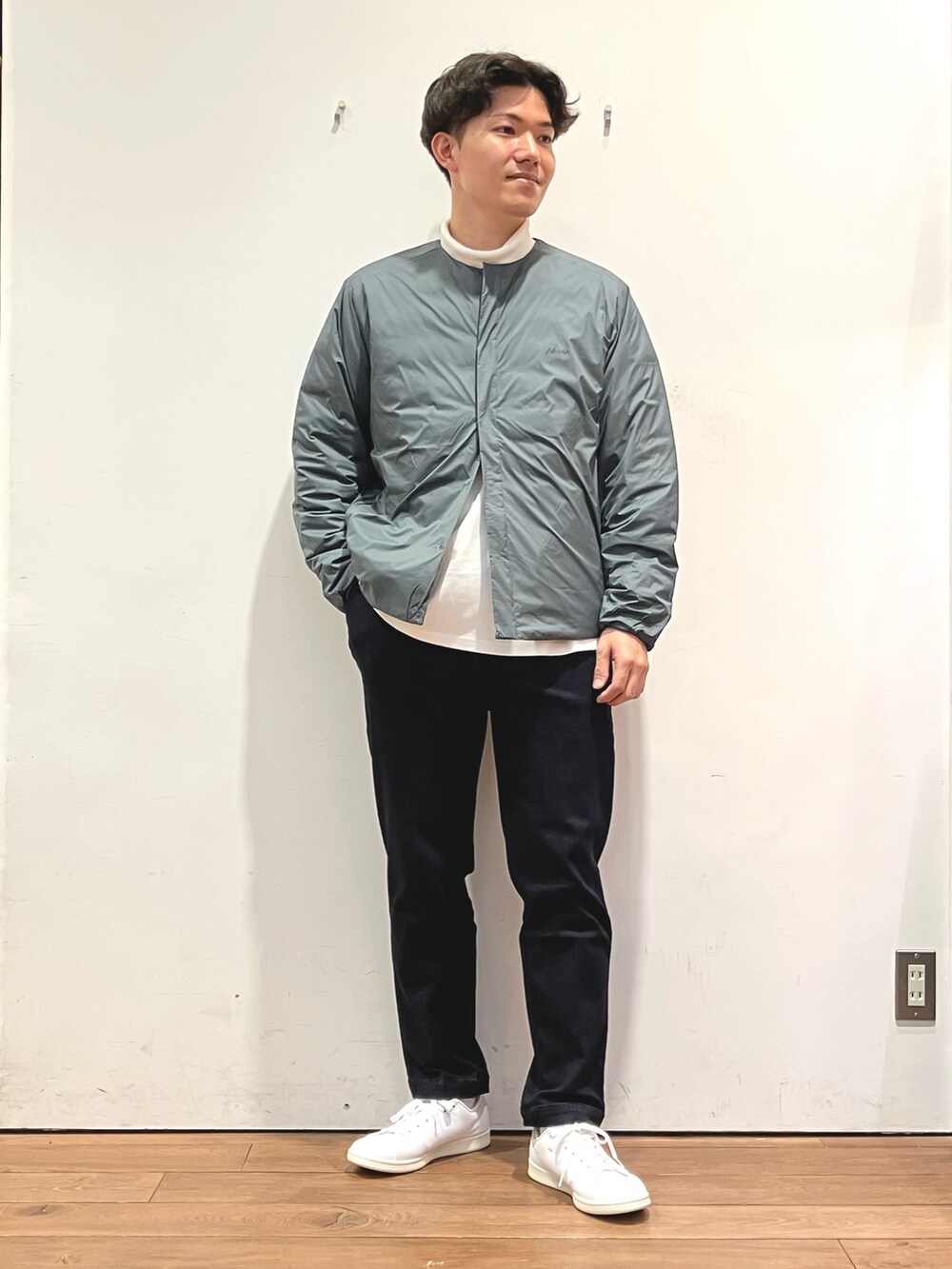 ブルー系のダウンジャケット/コート、ホワイト系のTシャツ/カットソー、ブルー系のデニムパンツを着用したメンズの秋コーディネートの2枚目の写真