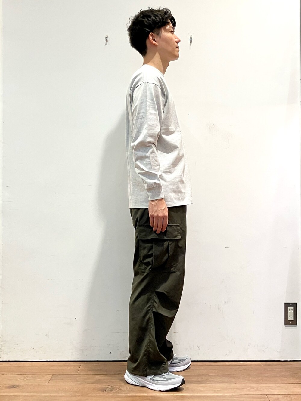 ブラック系のカーディガン/ボレロ、グレー系のTシャツ/カットソー、グリーン系のカーゴパンツを着用したメンズの秋コーディネートの5枚目の写真