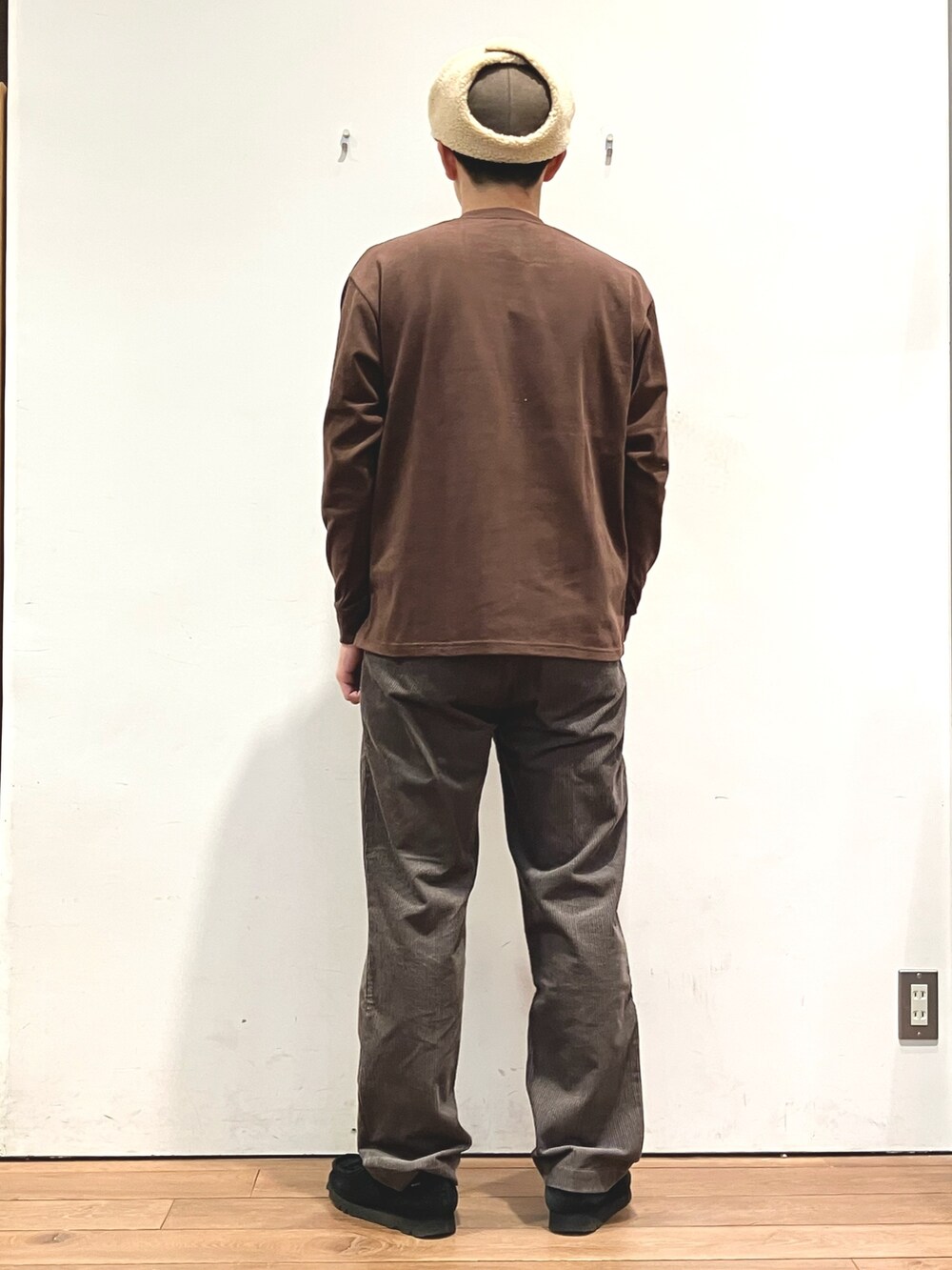 ベージュ系のその他トップス、ブラウン系のその他パンツ、ブラウン系のTシャツ/カットソーを着用したメンズの冬コーディネートの6枚目の写真