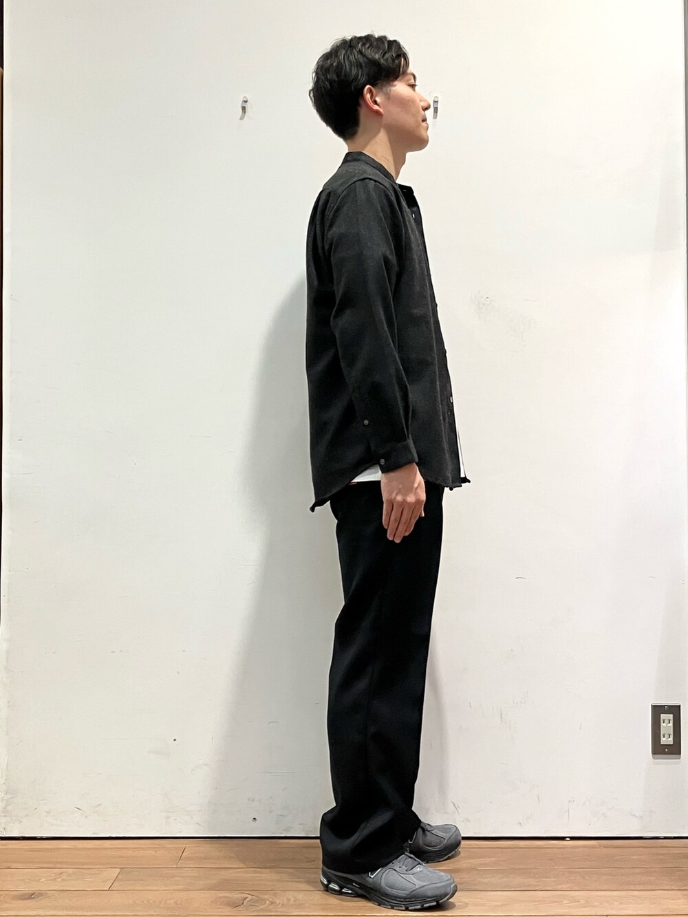 イエロー系のカーディガン/ボレロ、ブラック系のシャツ/ブラウス、ブラック系のその他パンツを着用したメンズの秋コーディネートの4枚目の写真