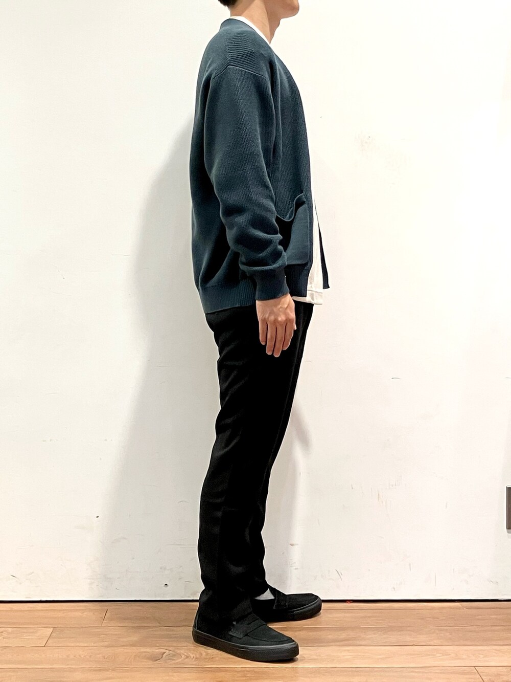 ブルー系のカーディガン/ボレロ、ブラック系のチノパンツ、ブラック系のその他シューズを着用したメンズの秋コーディネートの2枚目の写真