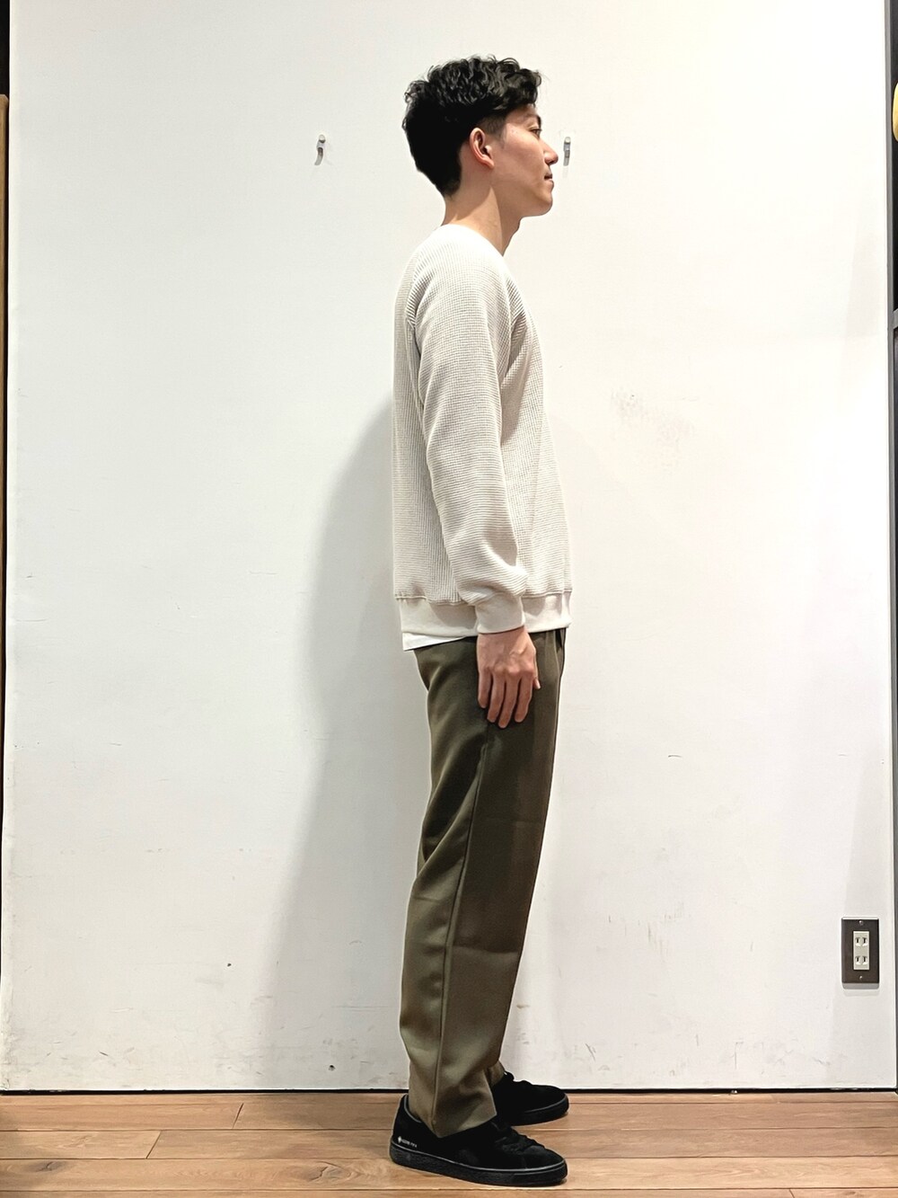 ブラック系のその他アウター、ベージュ系のTシャツ/カットソー、グレー系のその他パンツを着用したメンズの冬コーディネートの5枚目の写真