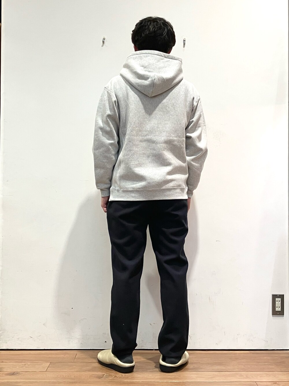 グレー系のその他アウター、グレー系のパーカー、ブルー系のその他パンツを着用したメンズの秋コーディネートの6枚目の写真