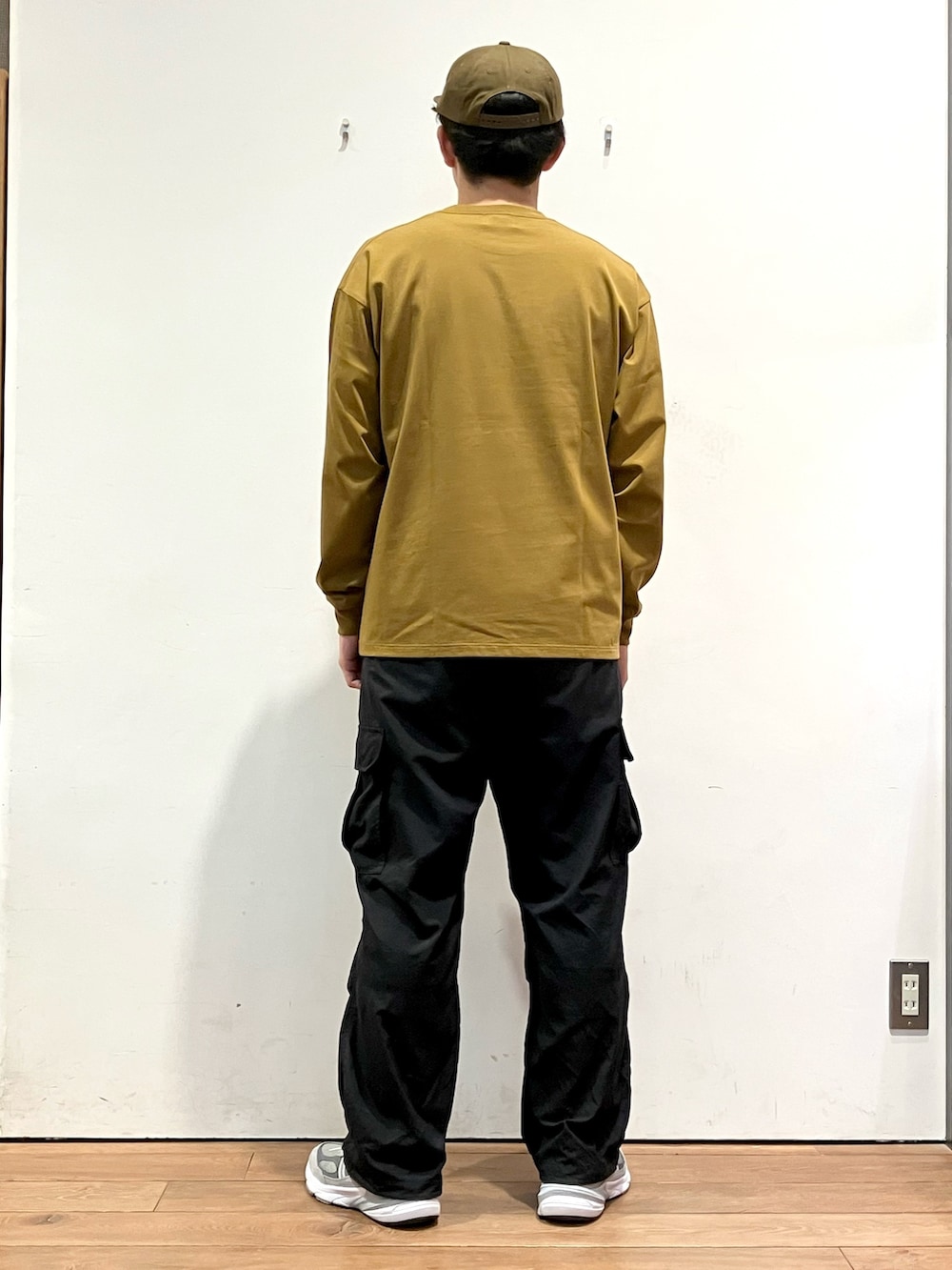 グレー系のシャツ/ブラウス、イエロー系のTシャツ/カットソー、ブラック系のカーゴパンツを着用したメンズの秋コーディネートの6枚目の写真